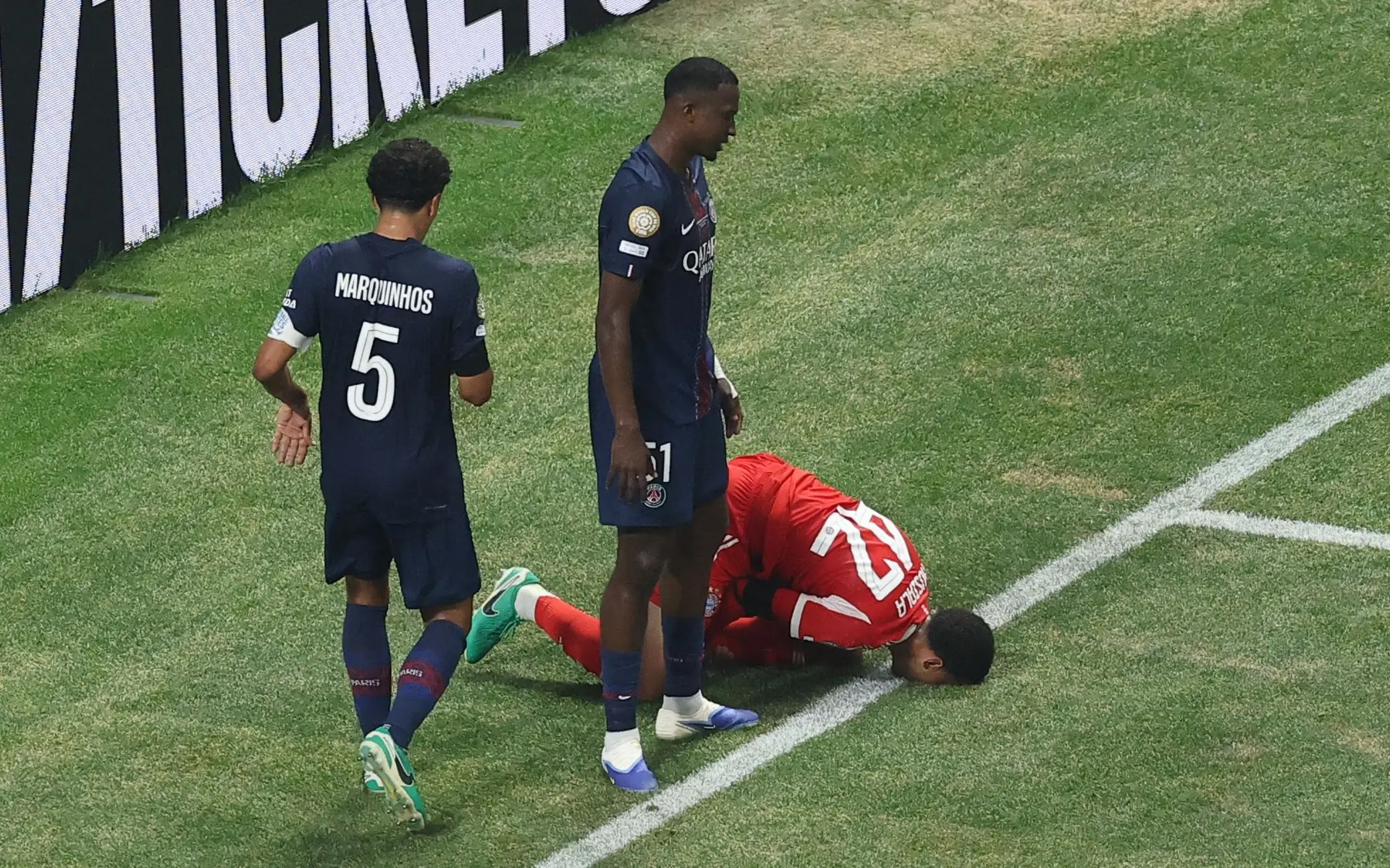 Mundial de Clubes: Jamal Musiala, do Bayern Munique, sofre lesão grave durante jogo com o PSG