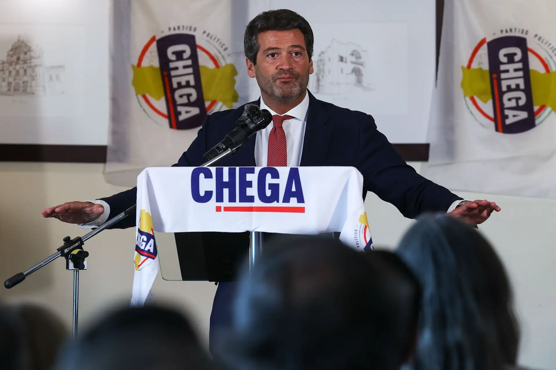 Ventura volta a defender "três Salazares" para "reerguer" Portugal