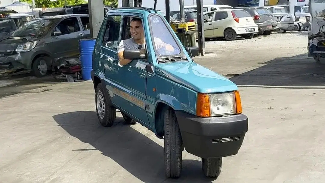 Andrea Marazzi, engenheiro italiano de 30 anos, ao volante do seu Fiat Panda modificado, que poderá tornar-se o "carro mais estreito do mundo".