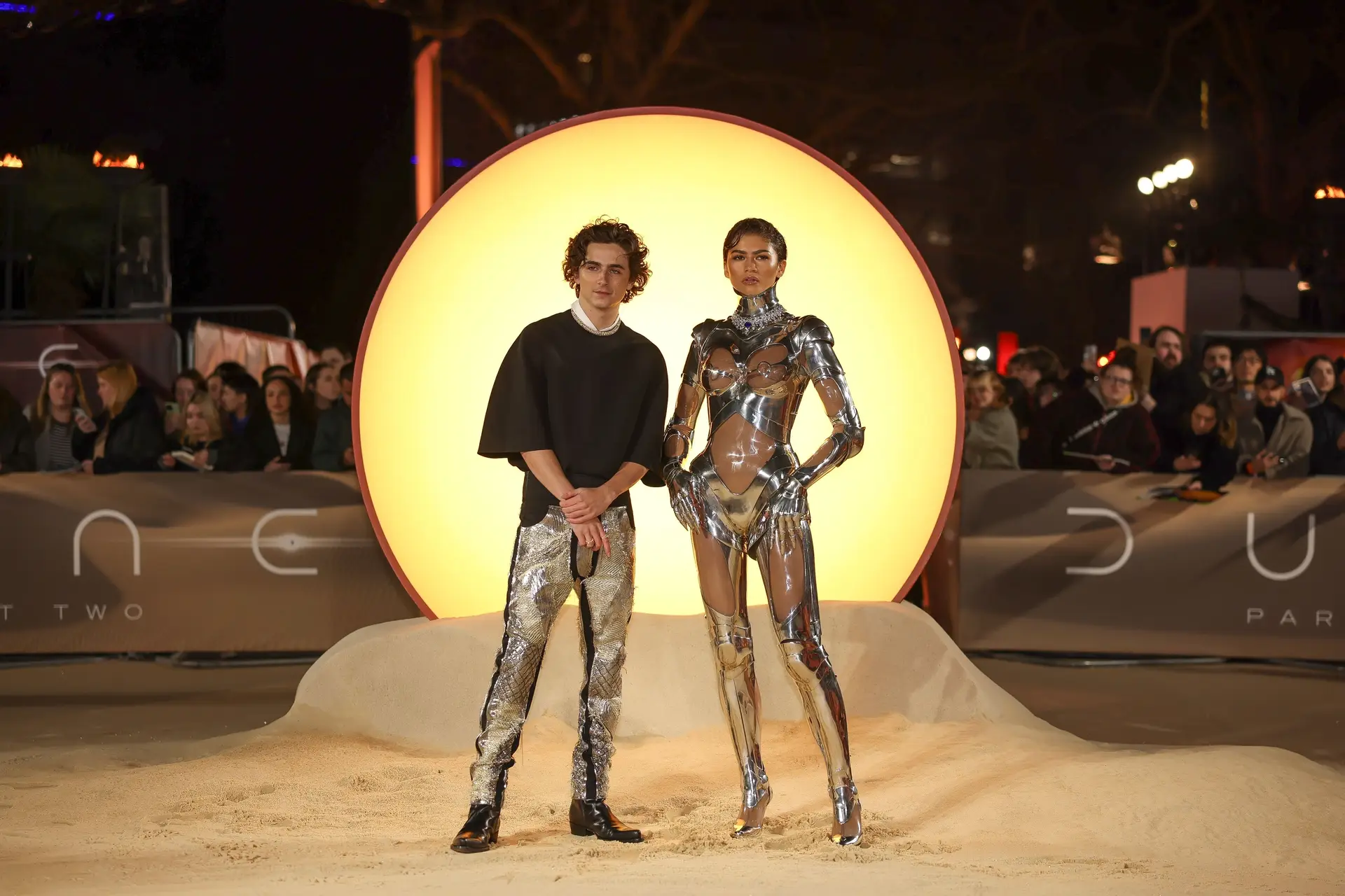Timothée Chalamet (à esquerda) e Zendaya posam para os fotógrafos à chegada à estreia mundial do filme Dune: Parte II, na quinta-feira, 15 de fevereiro de 2024, em Londres.