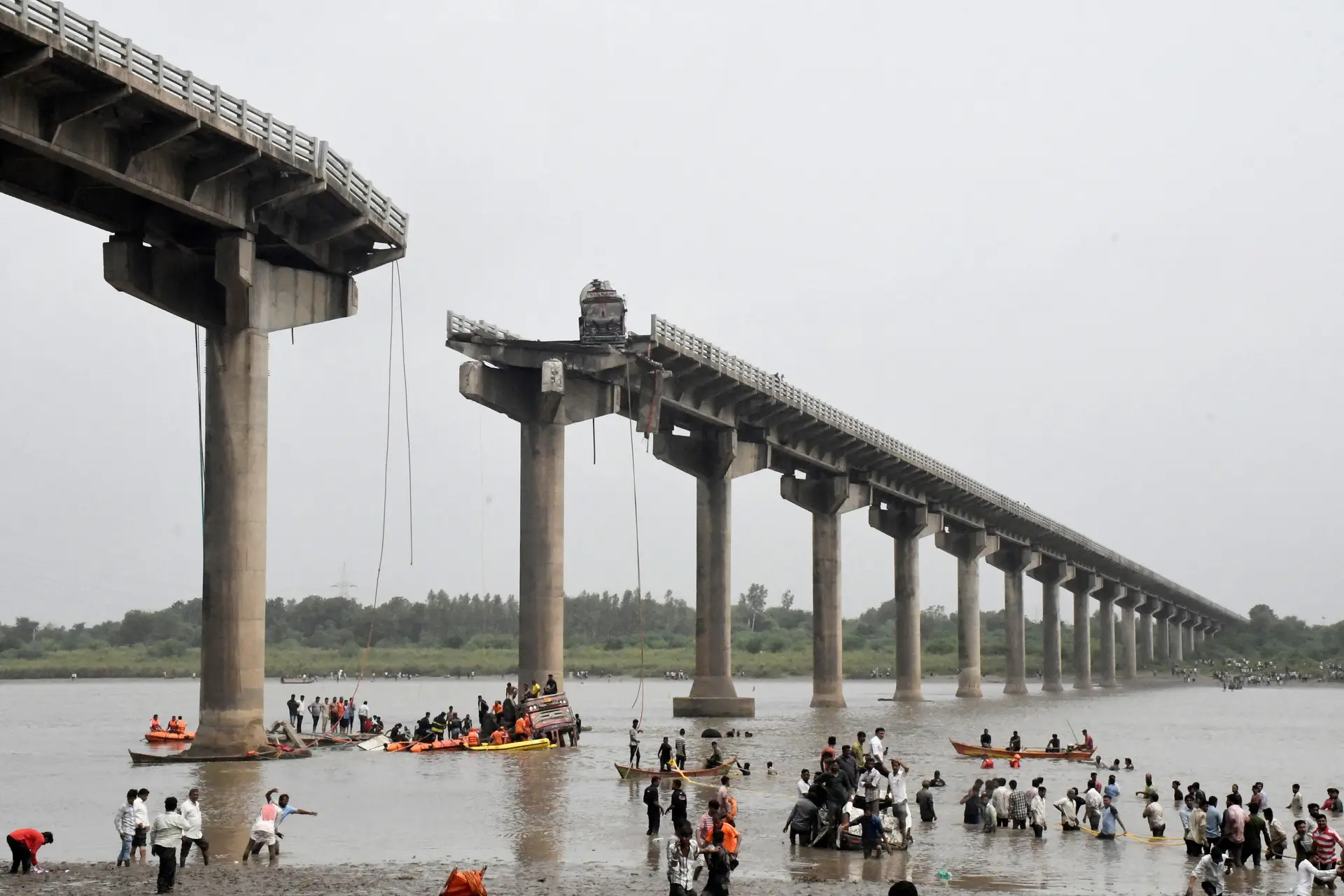 Los equipos de rescate sobrevivirán después de que el puente se derrumbe en Vadodara, Gujarat, Occidental India el 9 de julio de 2025.