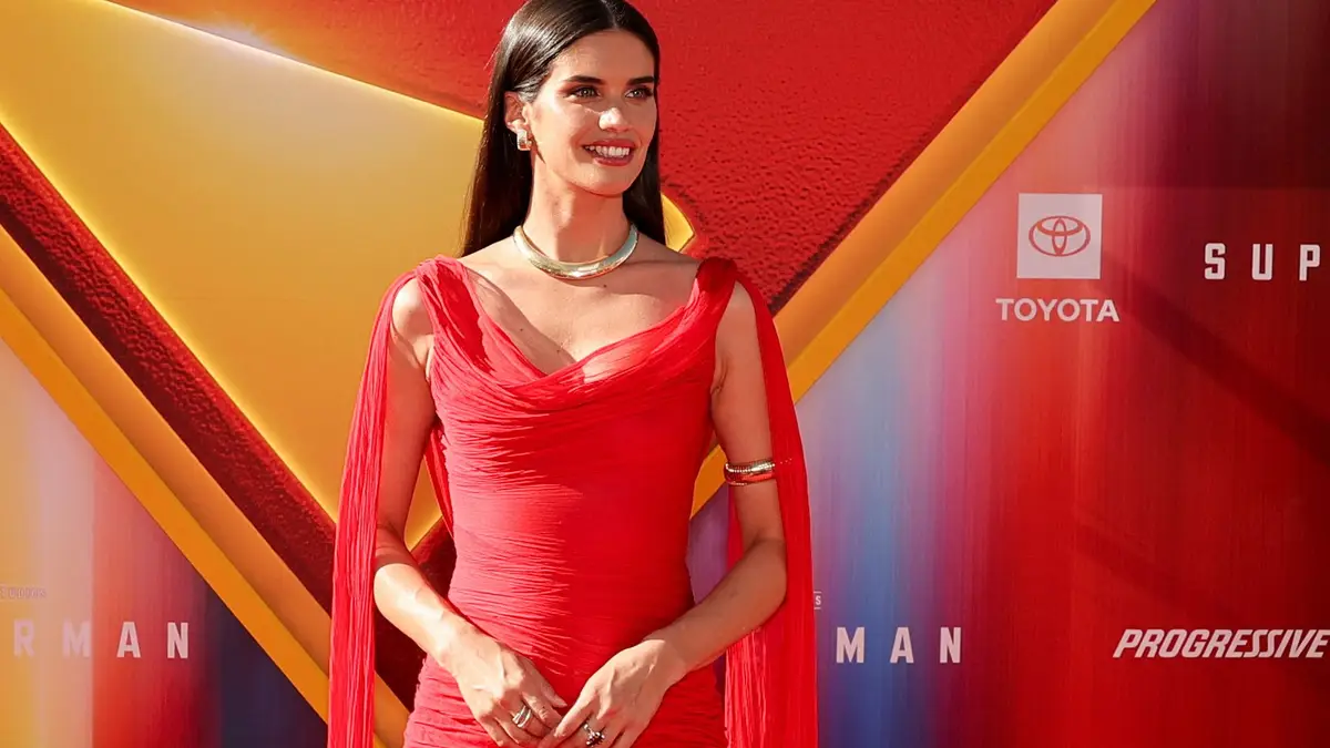 Sara Sampaio assiste à antestreia do filme "Superman" no TCL Chinese Theatre, em Los Angeles, Califórnia (EUA), a 7 de julho de 2025.          Ask ChatGPT