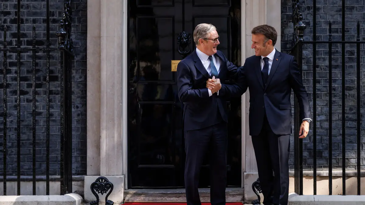 O primeiro-ministro britânico, Keir Starmer (à esquerda), cumprimenta o presidente francês, Emmanuel Macron, à porta do n.º 10 de Downing Street, antes de uma cimeira França-Reino Unido, esta quinta-feira, 10 de julho de 2025, em Londres.