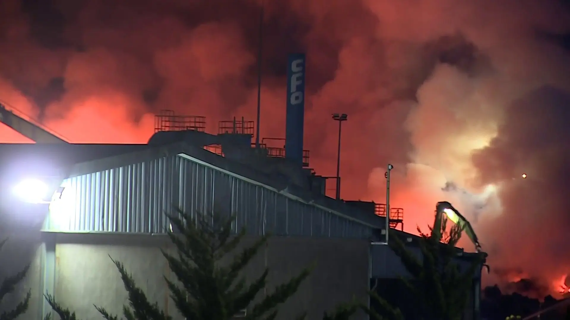 Incêndio em sucata em Vila Nova de Gaia mobiliza dezenas de operacionais