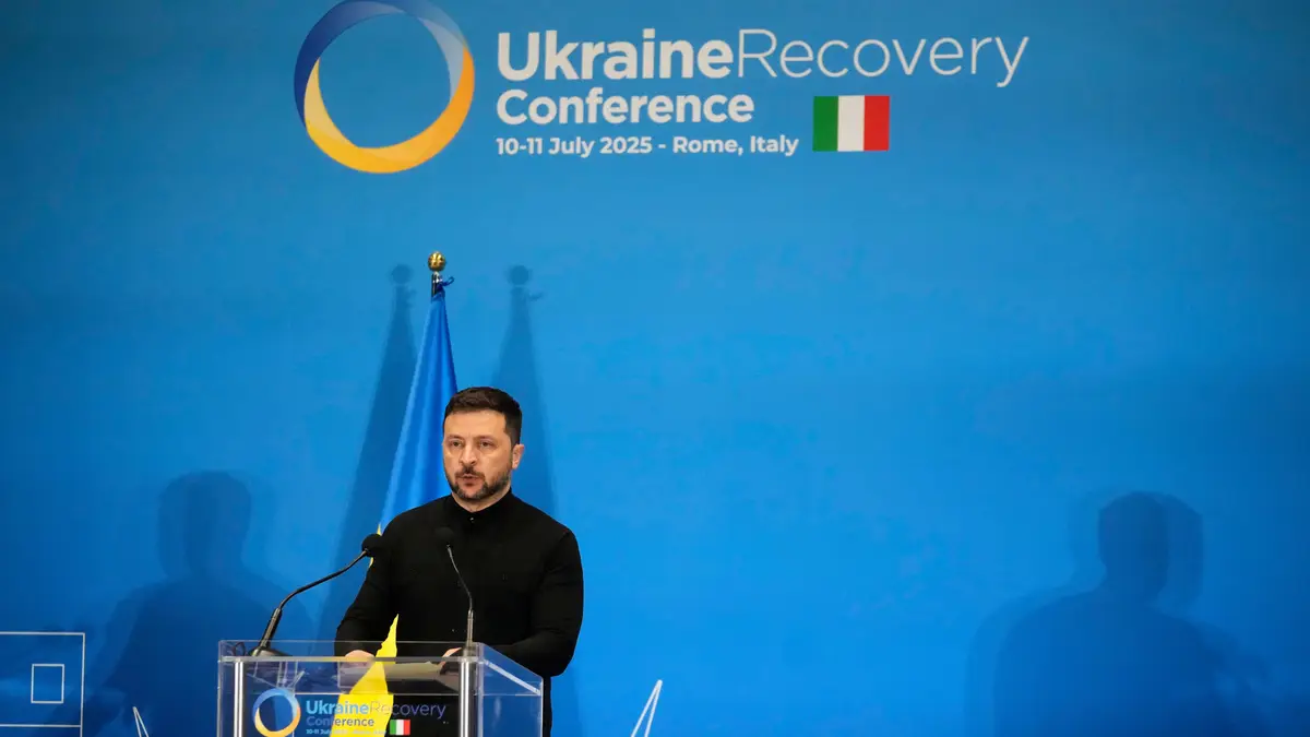 O Presidente da Ucrânia, Volodymyr Zelenskyy, fala com jornalistas durante a Conferência de Recuperação da Ucrânia, no centro de convenções La Nuvola, em Roma, quinta-feira, 10 de julho de 2025.