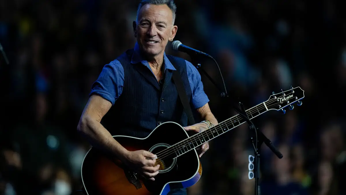 Bruce Springsteen atua num comício de campanha em apoio à candidata democrata à presidência, a vice-presidente Kamala Harris, na segunda-feira, 28 de outubro de 2024, em Filadélfia.