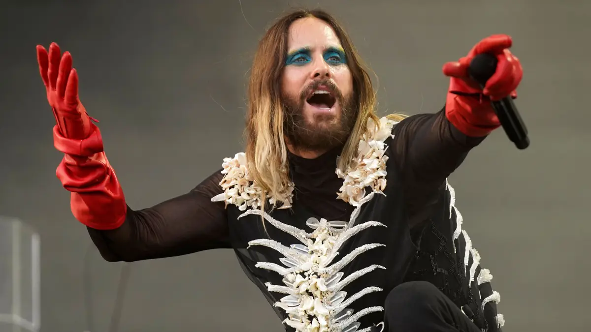 Jared Leto, dos Thirty Seconds to Mars, atua no segundo dia do festival de música Lollapalooza, na sexta-feira, 4 de agosto de 2023, no Grant Park, em Chicago.