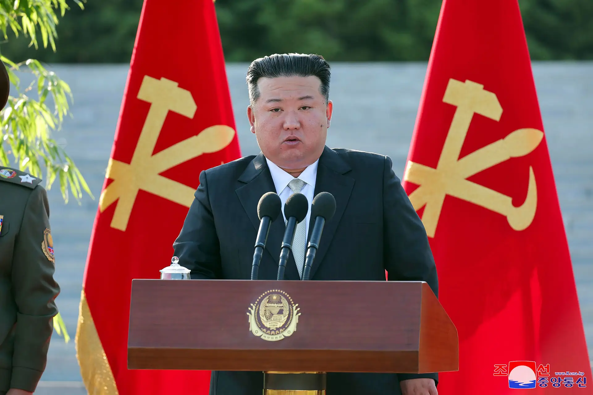 En esta foto del gobierno norcoreano, el líder norcoreano Kim Jong Un habló en la Academia de Ciencias de la Defensa de Corea del Norte el martes 28 de mayo de 2024.