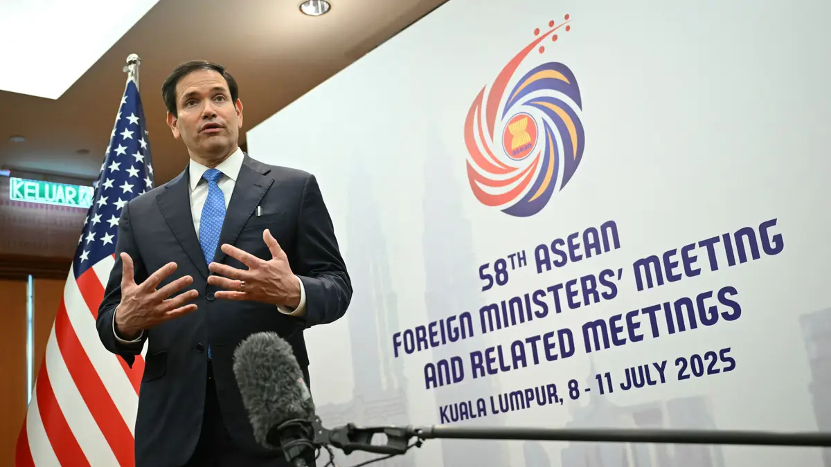 O secretário de Estado dos EUA, Marco Rubio, dá uma declaração à imprensa durante a reunião dos Ministros dos Negócios Estrangeiros da ASEAN, no Centro de Convenções em Kuala Lumpur, sexta-feira, 11 de julho de 2025.