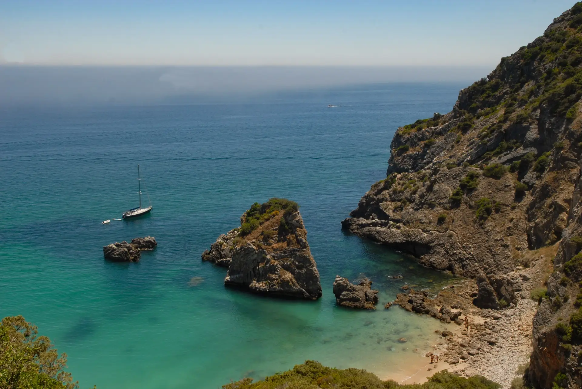 Encontrar playas salvajes y escondidas entre Sesimbra y Cabo Espichel