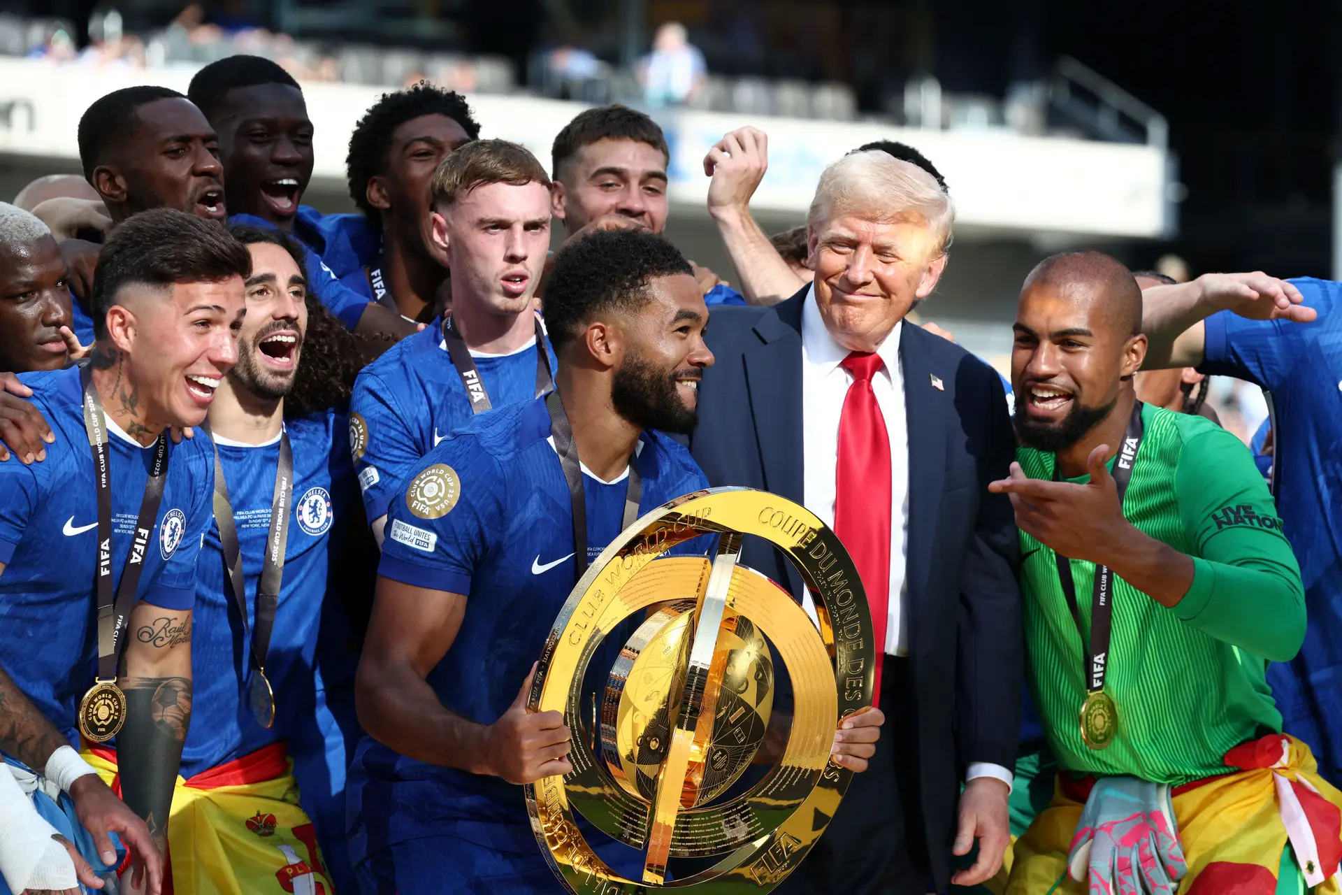 Trump assistiu à final do Mundial de Clubes no estádio, foi vaiado e levou troféu ao Chelsea