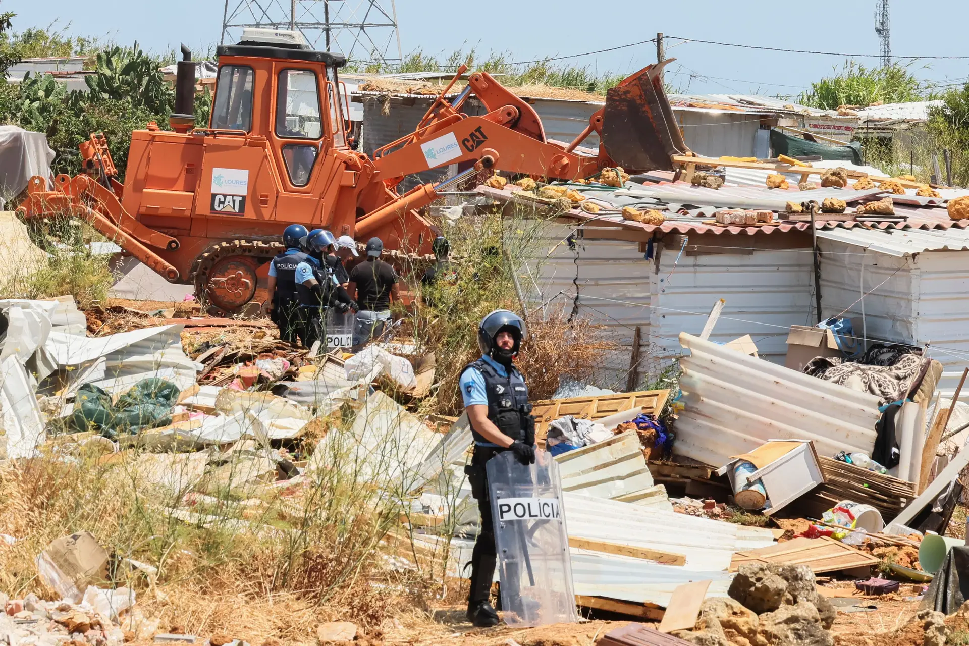 Câmara de Loures "não permitirá a construção e a continuidade" das barracas, garante vereadora