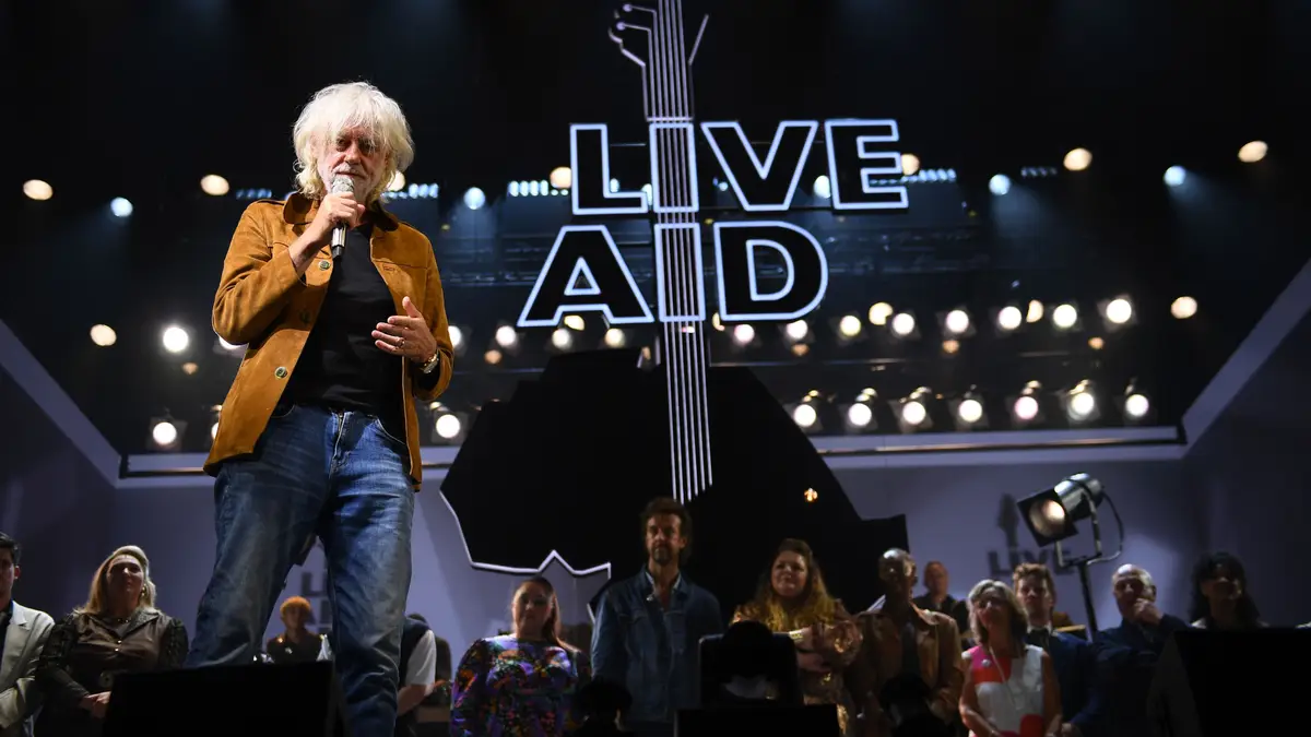 Bob Geldof no palco durante o agradecimento final na Gala do 40.º Aniversário do "Live Aid", no musical "Just For One Day: The Live Aid Musical", no Shaftesbury Theatre, a 13 de julho de 2025, em Londres, Inglaterra.