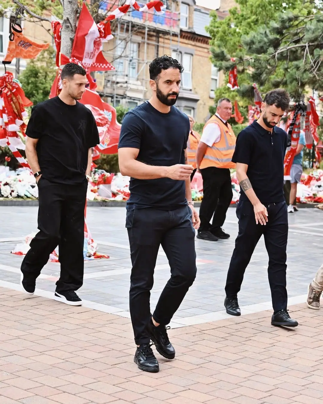 Dalot, Bruno Fernandes e Ruben Amorim depositam coroa de flores no memorial de Diogo Jota em Anfield