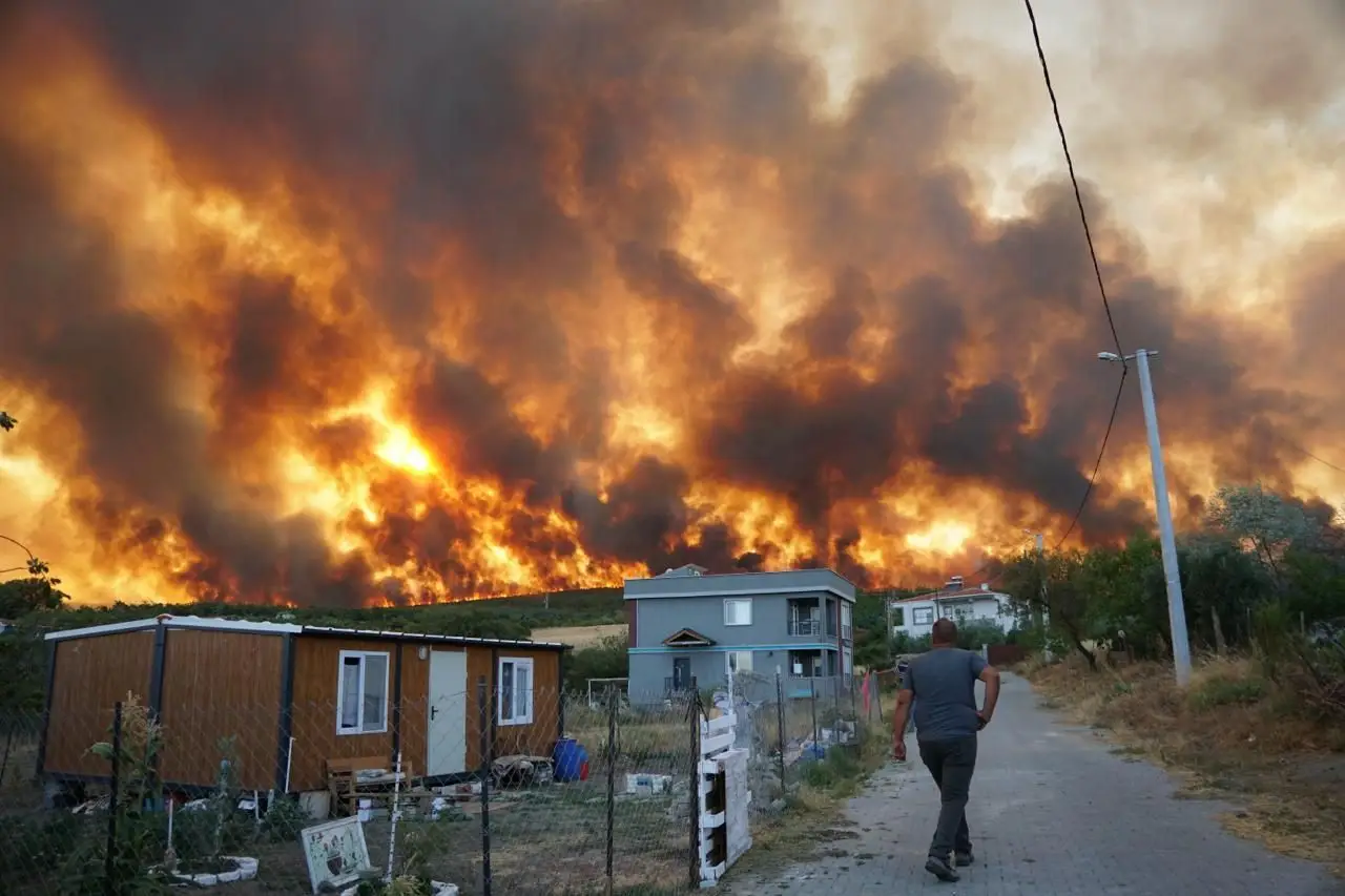 Los incendios amenazan el entorno residencial, mientras que las intervenciones están luchando contra el incendio que comenzó en el área agrícola y se extendió al bosque en el distrito de Techirda de Turquía, el 15 de julio de 2025.