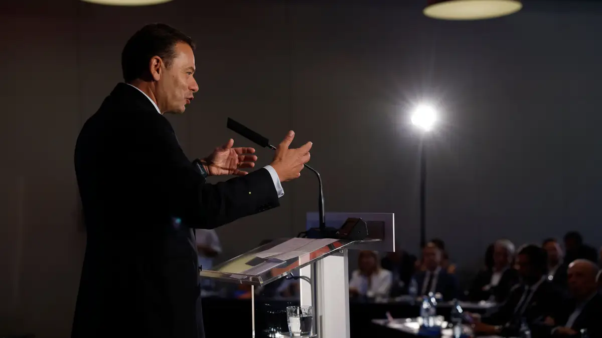 O presidente do Partido Social Democrata (PSD), Luís Montenegro, discursa durante a sessão de encerramento das Jornadas Parlamentares conjuntas do PSD/CDS-PP, Évora, 15 de julho de 2025. O grupo parlamentar do PSD, em conjunto com o grupo parlamentar do CDS-PP, realiza as Jornadas Parlamentares sob o lema “Transformar Portugal” até 15 de julho.