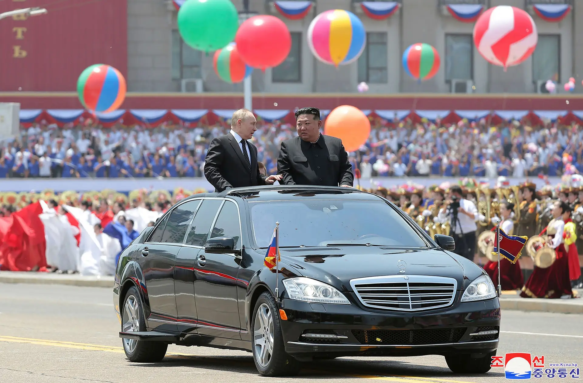 Presidentes Vladimir Putin (Rússia) e Kim Jong-un (Coreia do Norte) em cerimónia oficial em Pyongyang