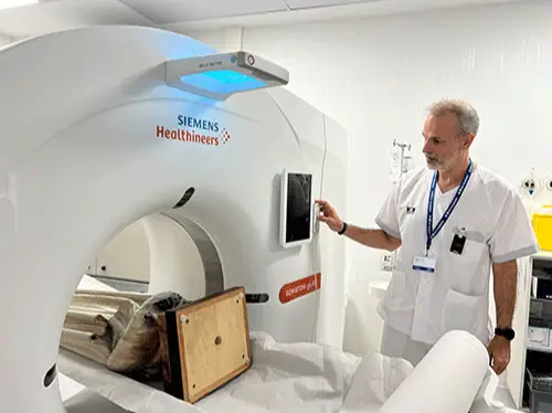 La estatua de Fatima Lady sometida a un TAC en Málaga revela un pequeño cartucho oculto