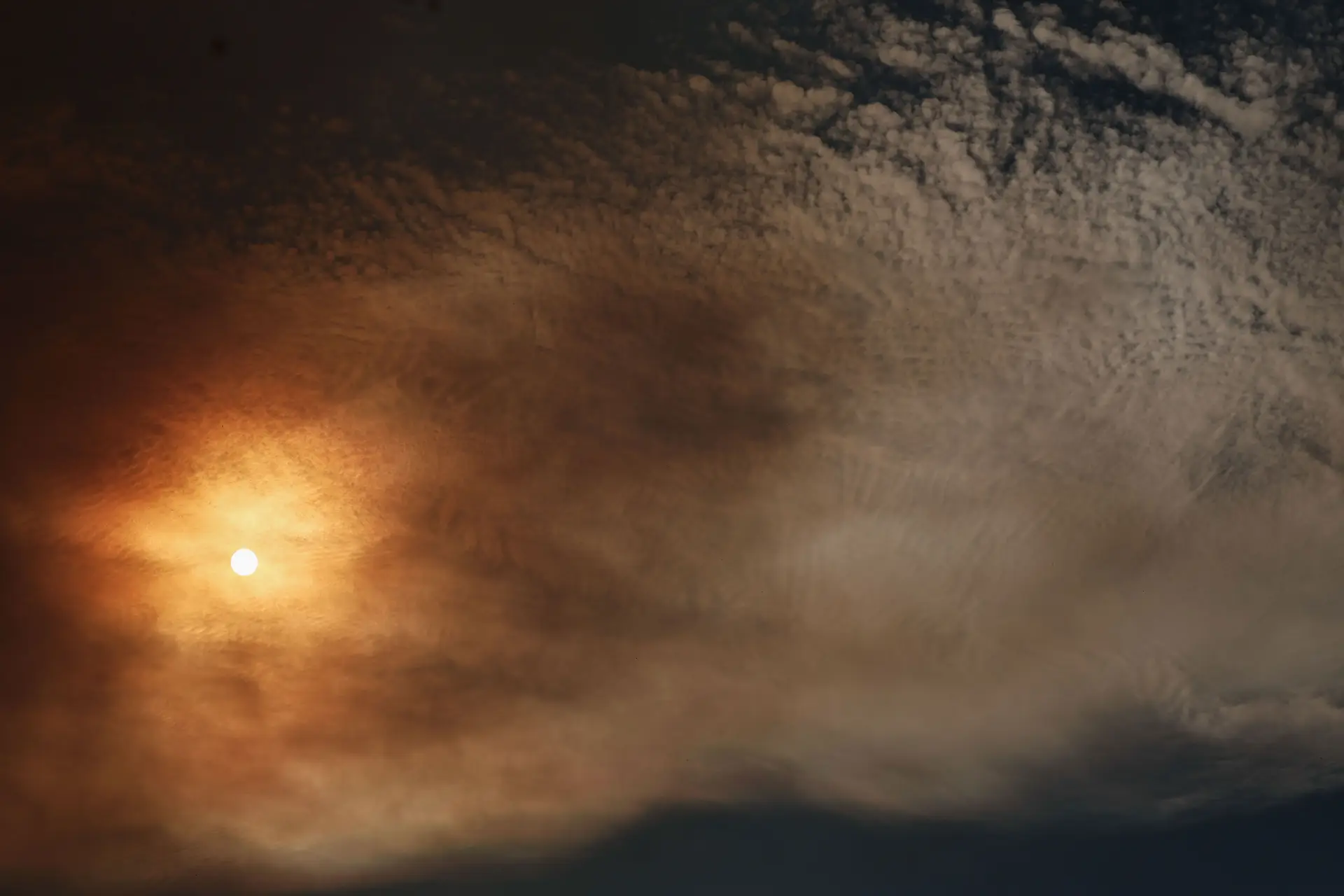 Nuvem de fumo provocada por incêndio cobre céu de Madrid