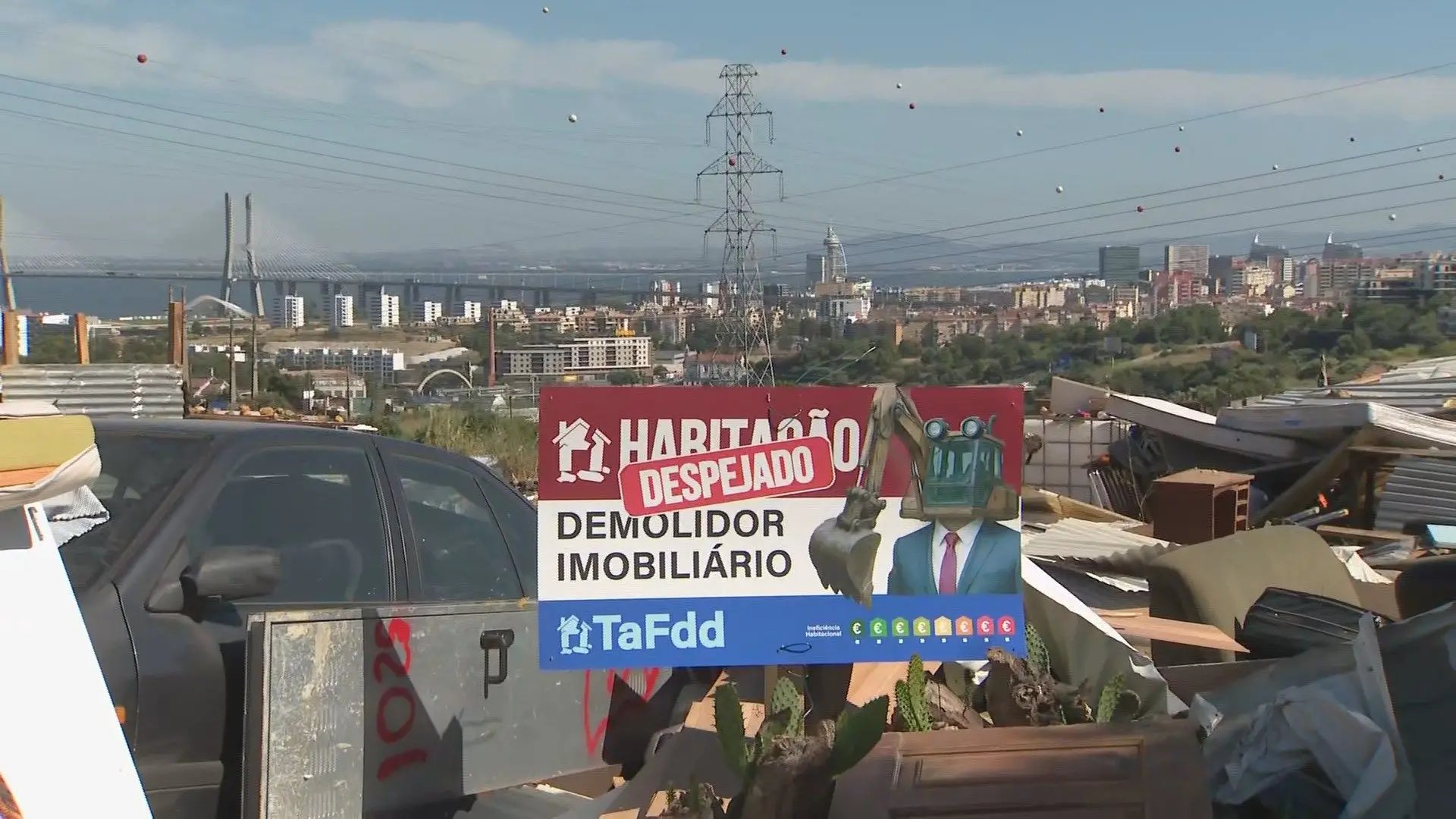 Bordalo II critica demolições em Loures com intervenção artística