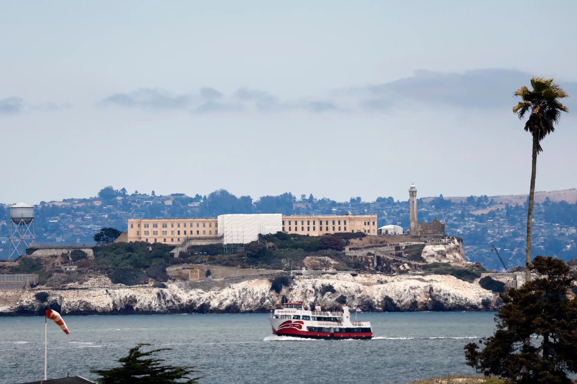 Autoridades federais visitam Alcatraz após luz verde para a reabertura na Califórnia
