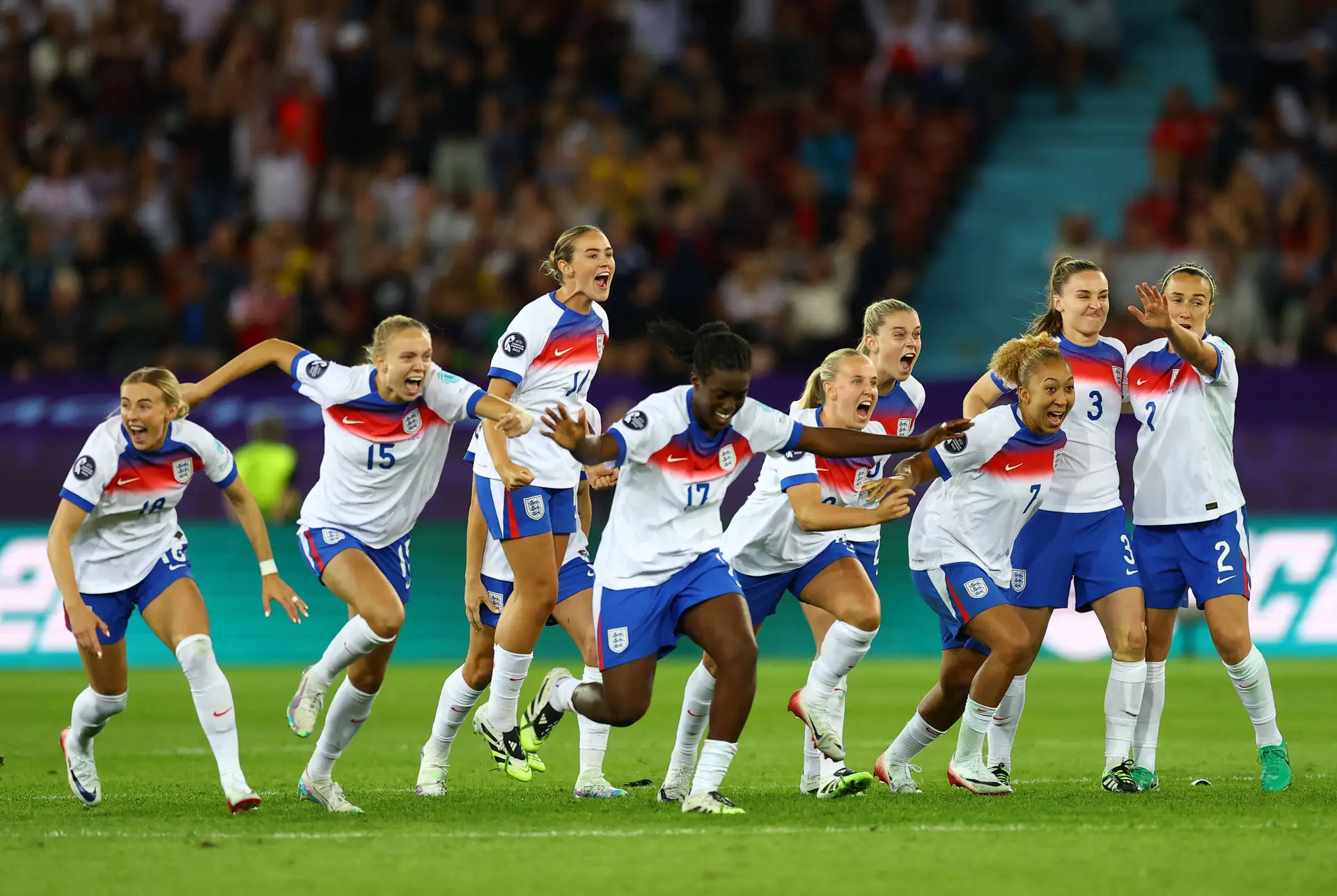 Inglaterra sofre frente à Suécia, mas garante presença nas 'meias' do Europeu feminino