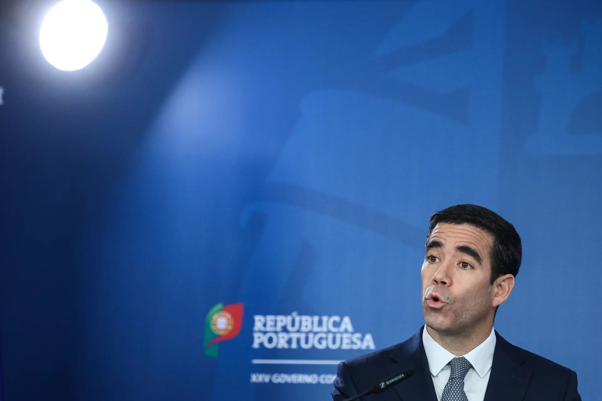 Ministra da Saúde "vai continuar a fazer trabalho hercúleo", Leitão Amaro diz que "espuma mediática" vai passar