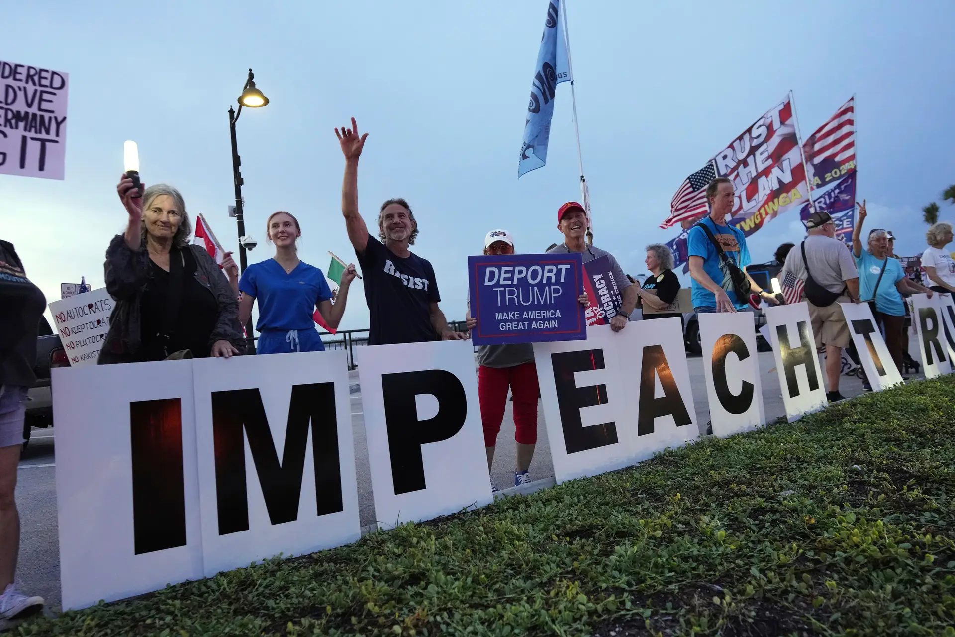 "Mantenham os imigrantes, deportem Trump": manifestantes voltam a sair às ruas em Los Angeles