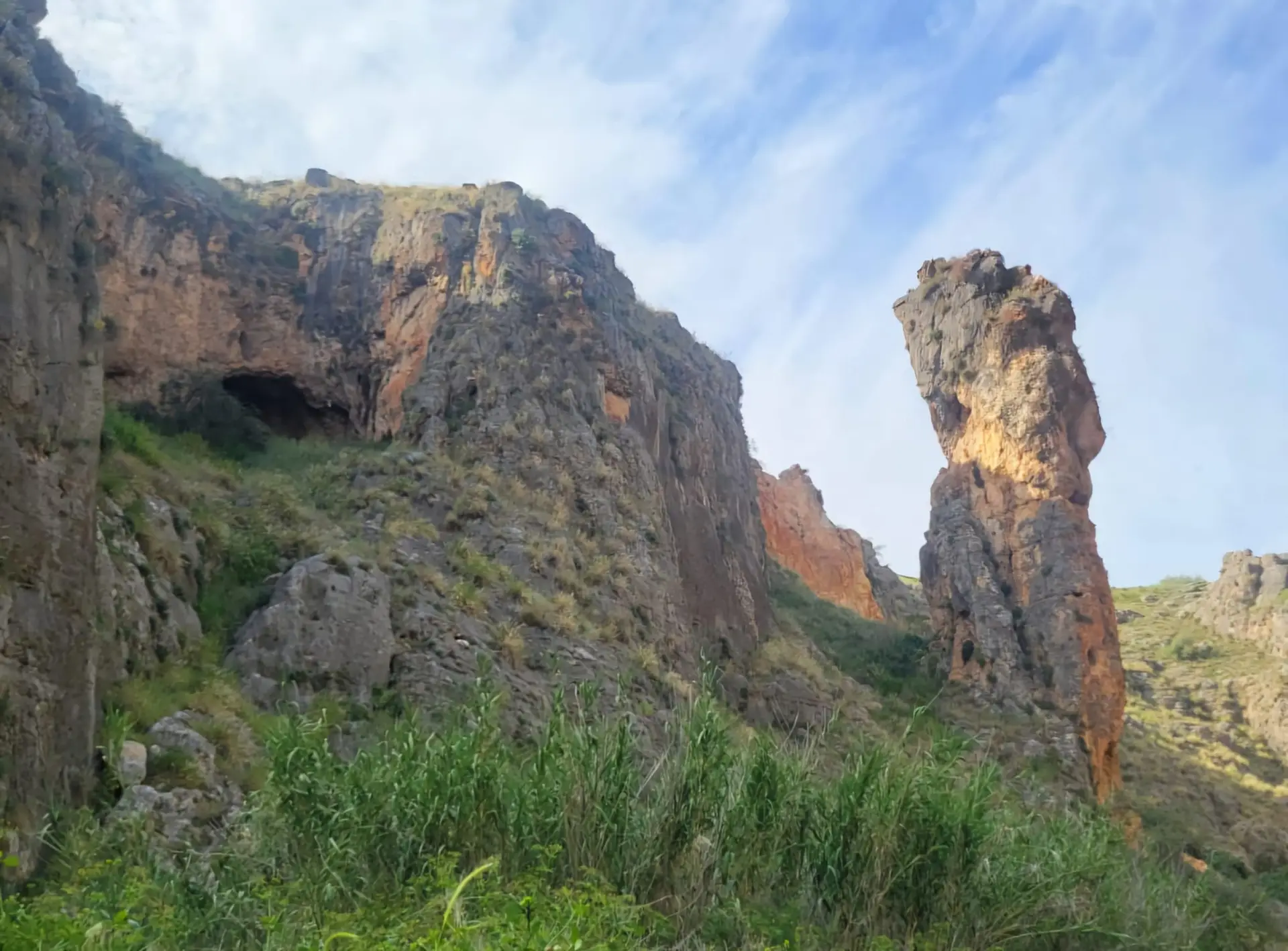 A entrada da gruta Amud ,norte de Israel