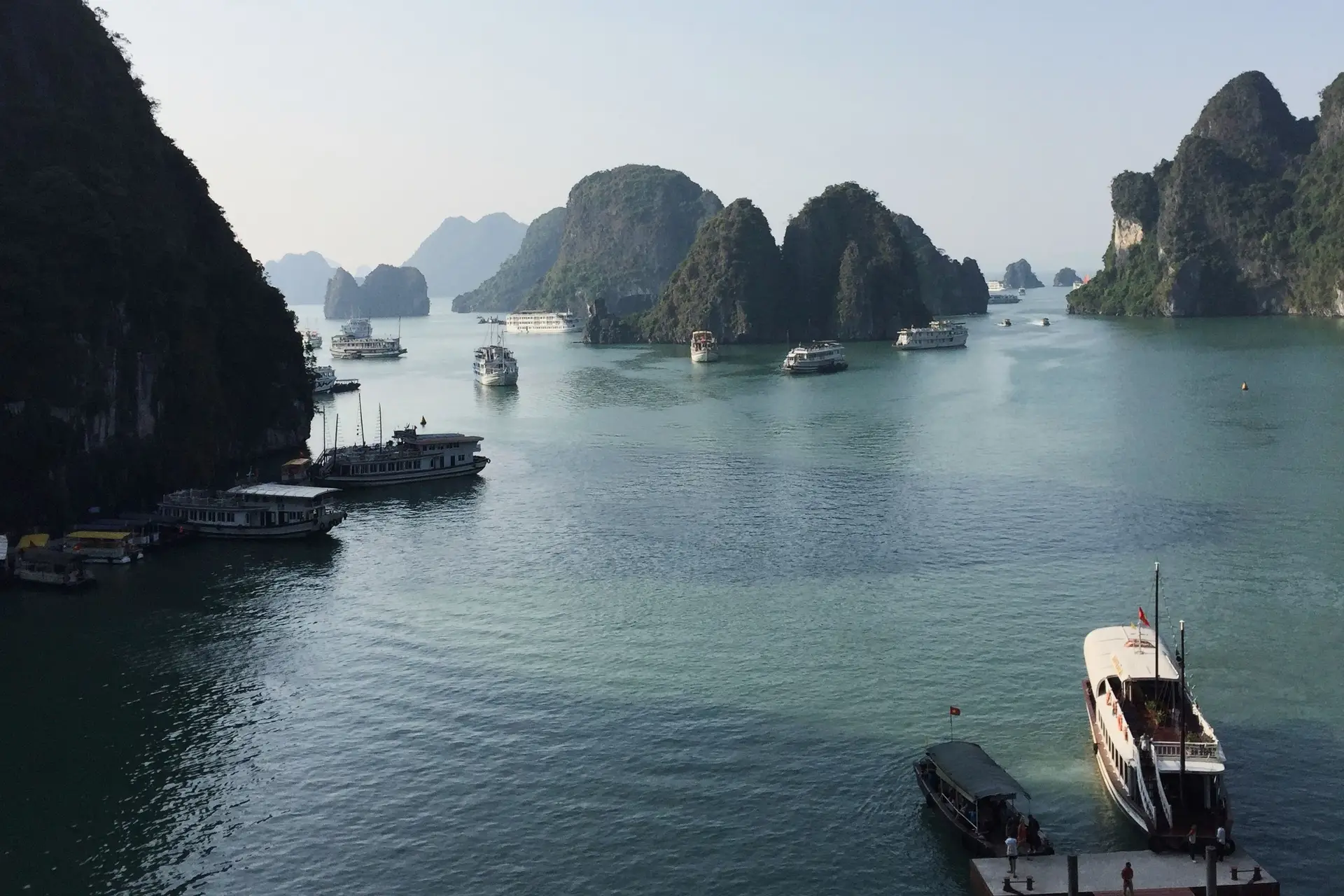 Barco turístico com mais de 50 passageiros naufraga no Vietname