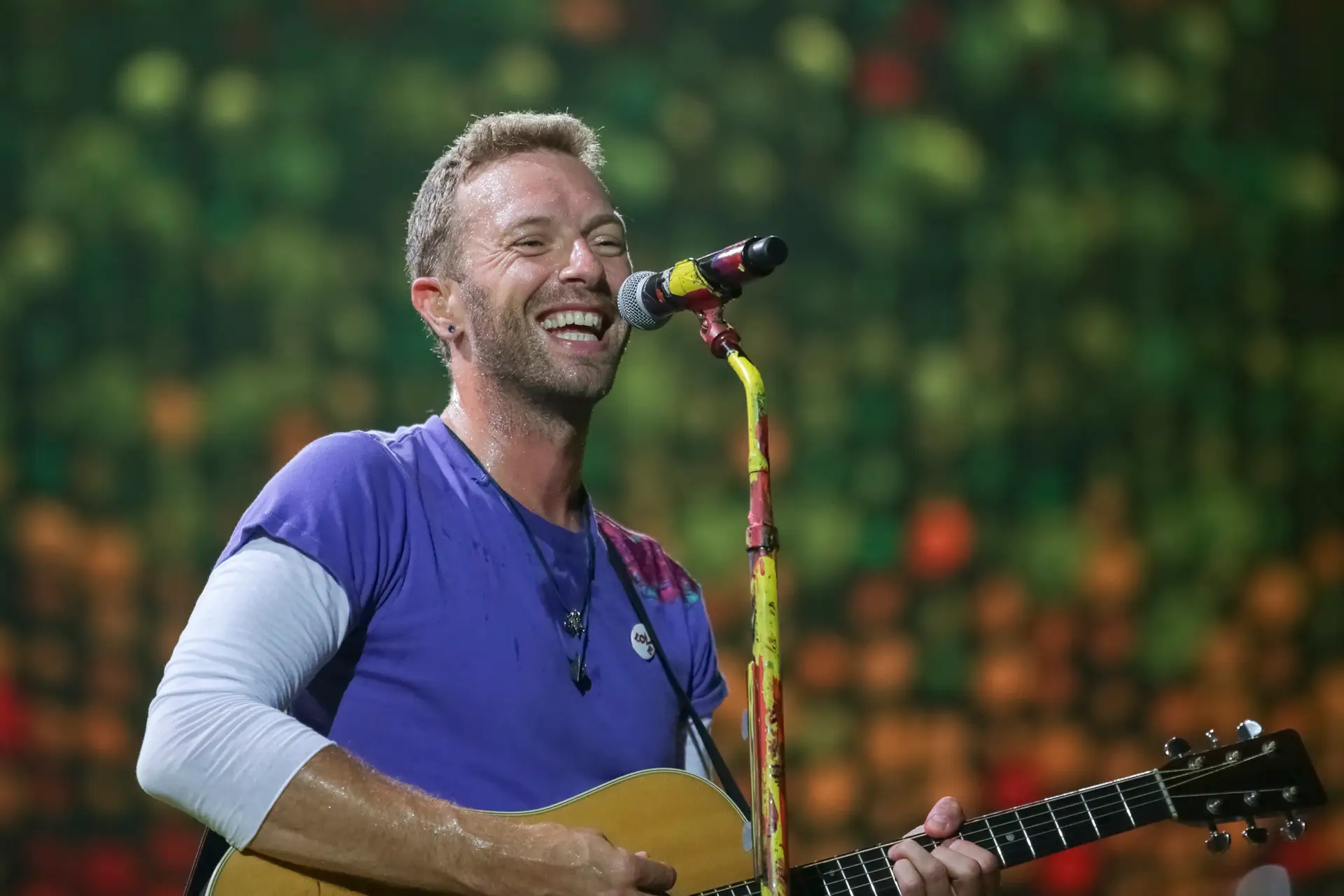Após vídeo (e traição) viral em concerto dos Coldplay, Chris Martin brinca sobre polémica com ex-CEO da Astronomer