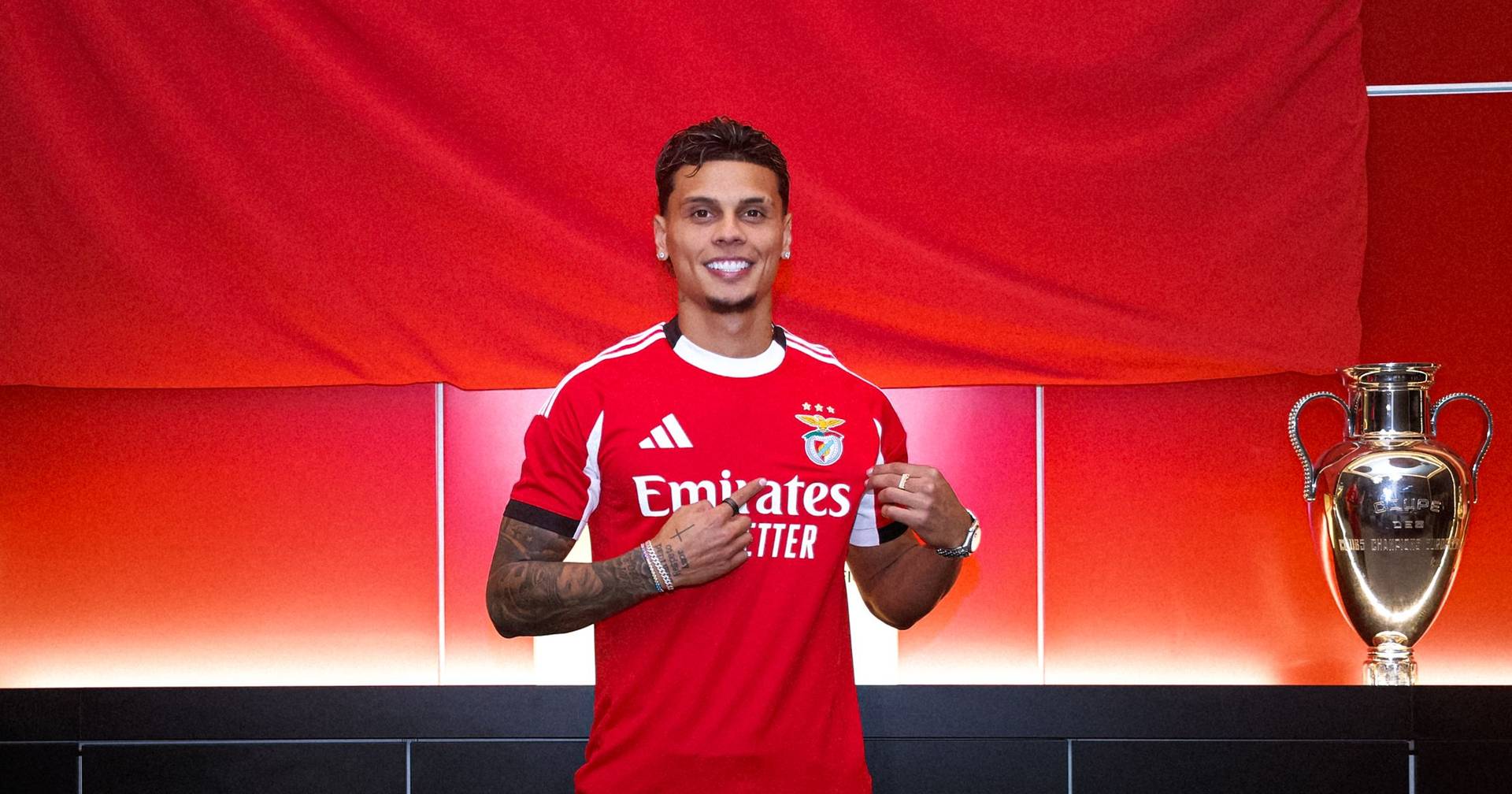 Richard Ríos já foi apresentado no Benfica: