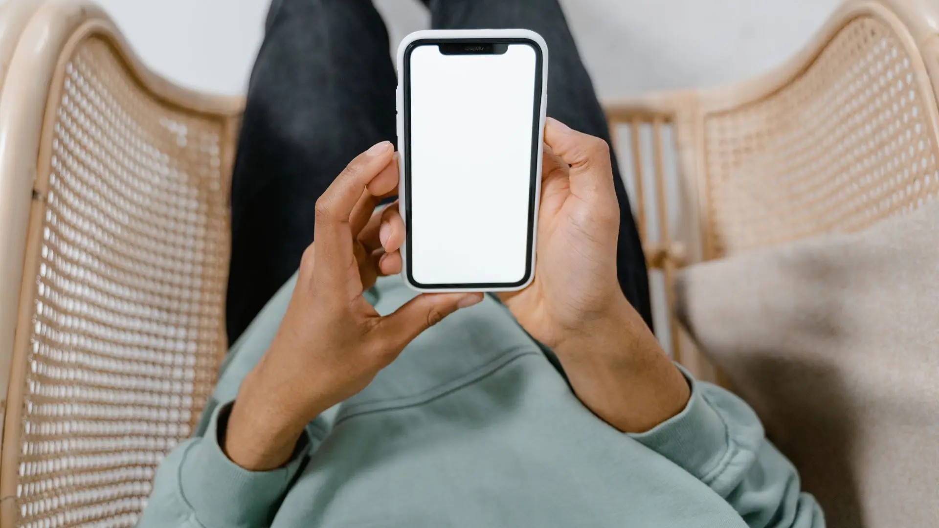 Parlamento Europeu aprova relatório que pede idade mínima de 16 anos para aceder a redes sociais