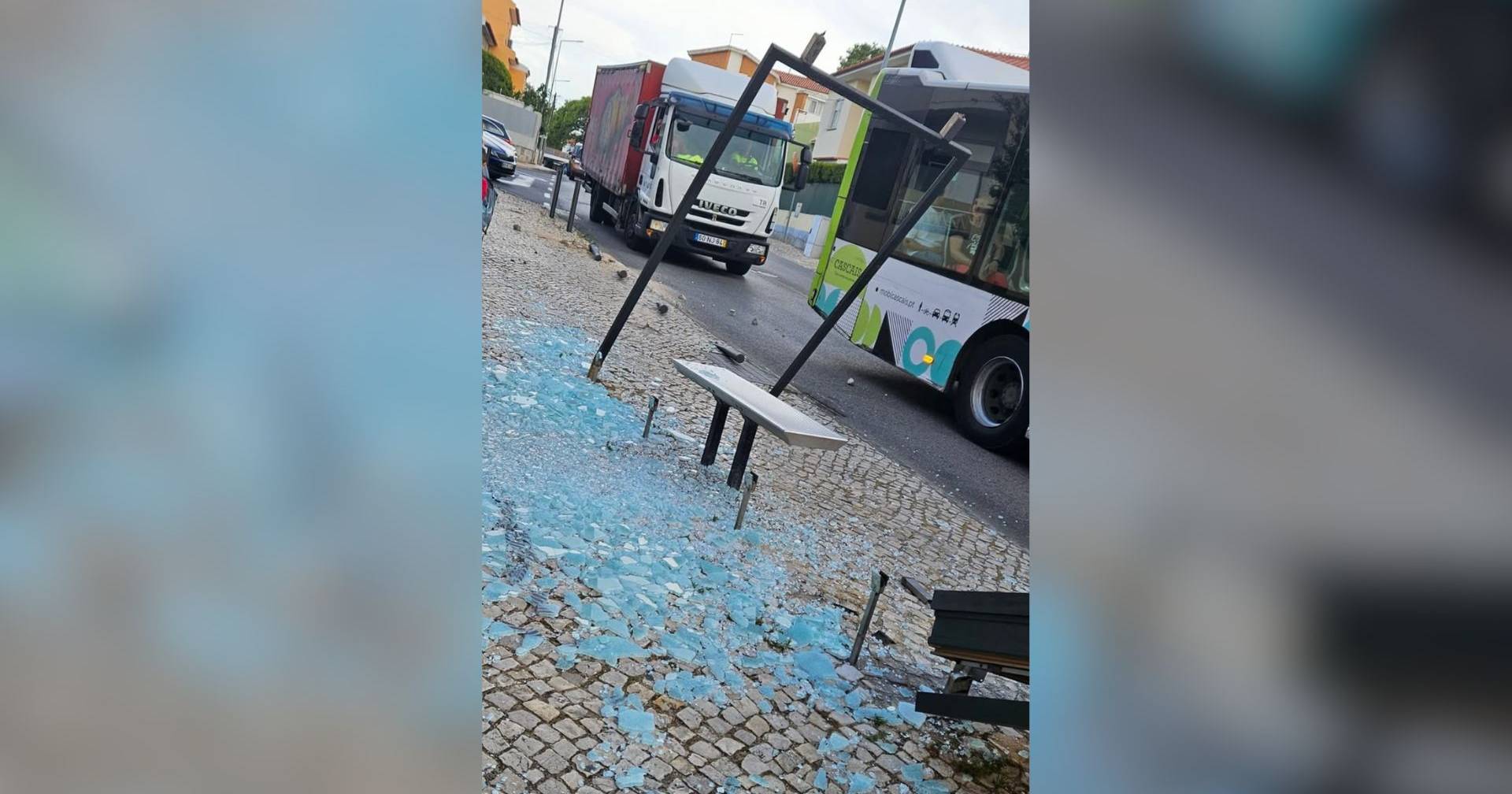 "Tremendo Acidente em Cascais: Autocarro Despista-se e Deixa Três Feridos em Plena Paragem!" #ÚltimasNotícias #Portugal
