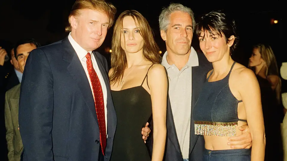 Donald Trump e a sua companheira Melania, Jeffrey Epstein e a sua ex-namorada Ghislaine Maxwell aparecem juntos no clube Mar-a-Lago, em Palm Beach, Florida, a 12 de fevereiro de 2000.