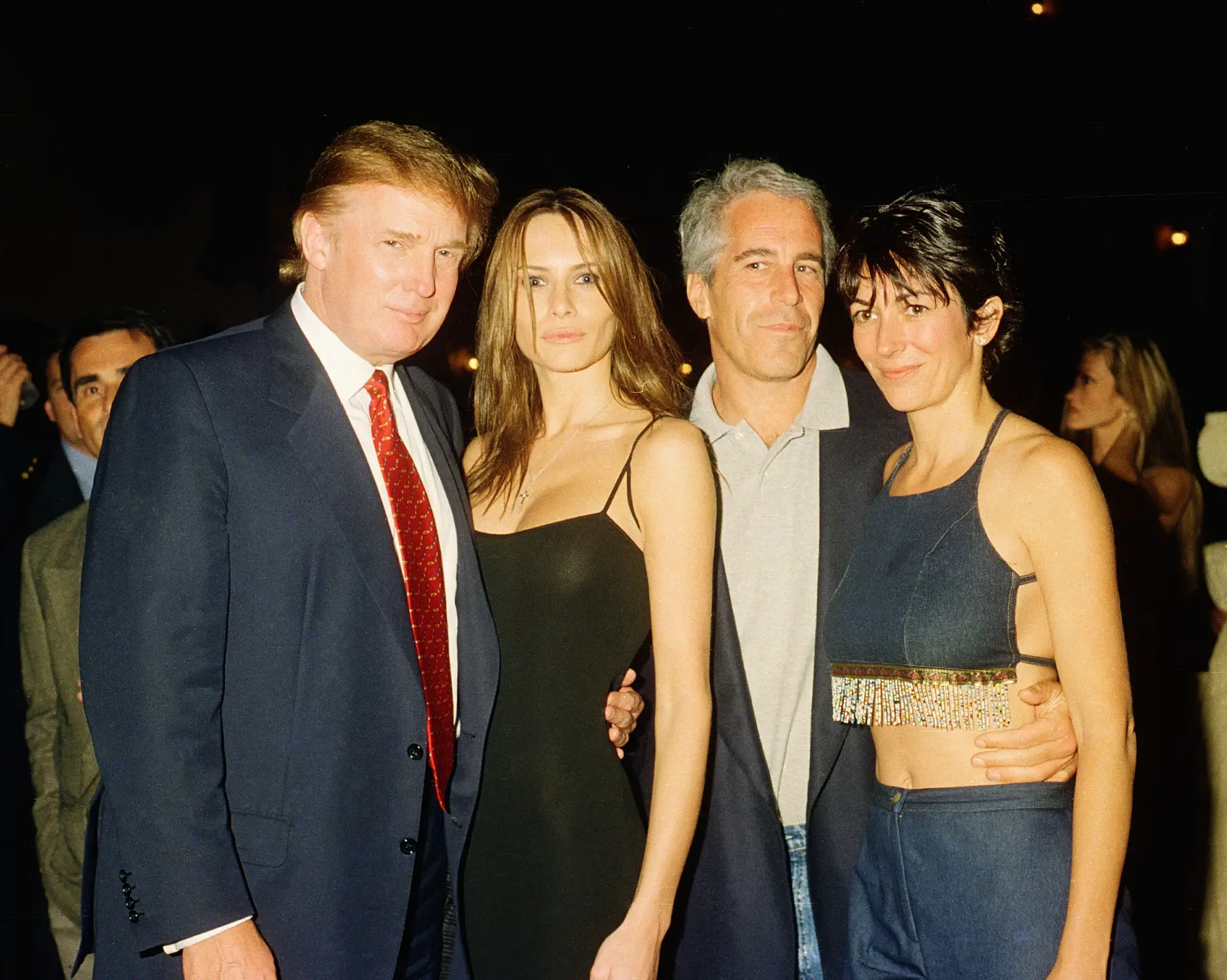 Donald Trump e a sua companheira Melania, Jeffrey Epstein e a sua ex-namorada Ghislaine Maxwell aparecem juntos no clube Mar-a-Lago, em Palm Beach, Florida, a 12 de fevereiro de 2000.