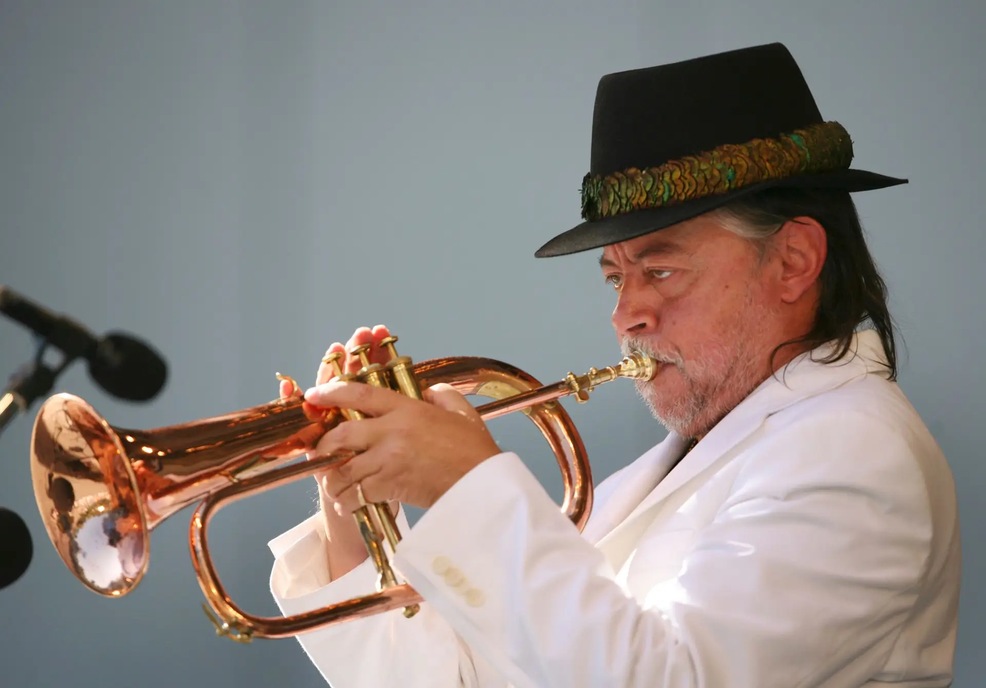 Chuck Mangione atua durante o Playboy Jazz Festival 18 de junho de 2006, em Los Angeles, Califórnia, nos Estados Unidos.