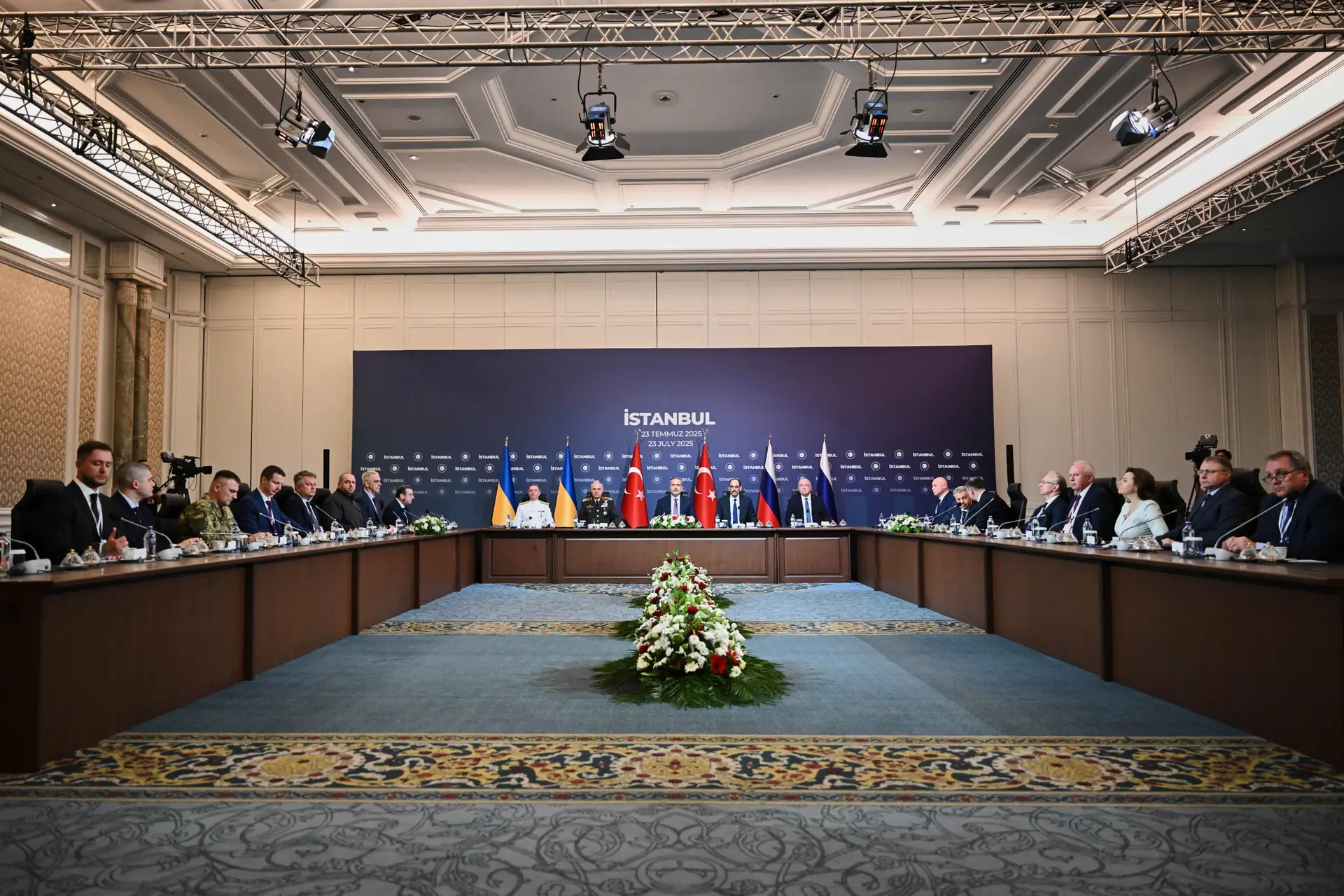 Negociações entre representantes russos e ucranianos na Turquia 