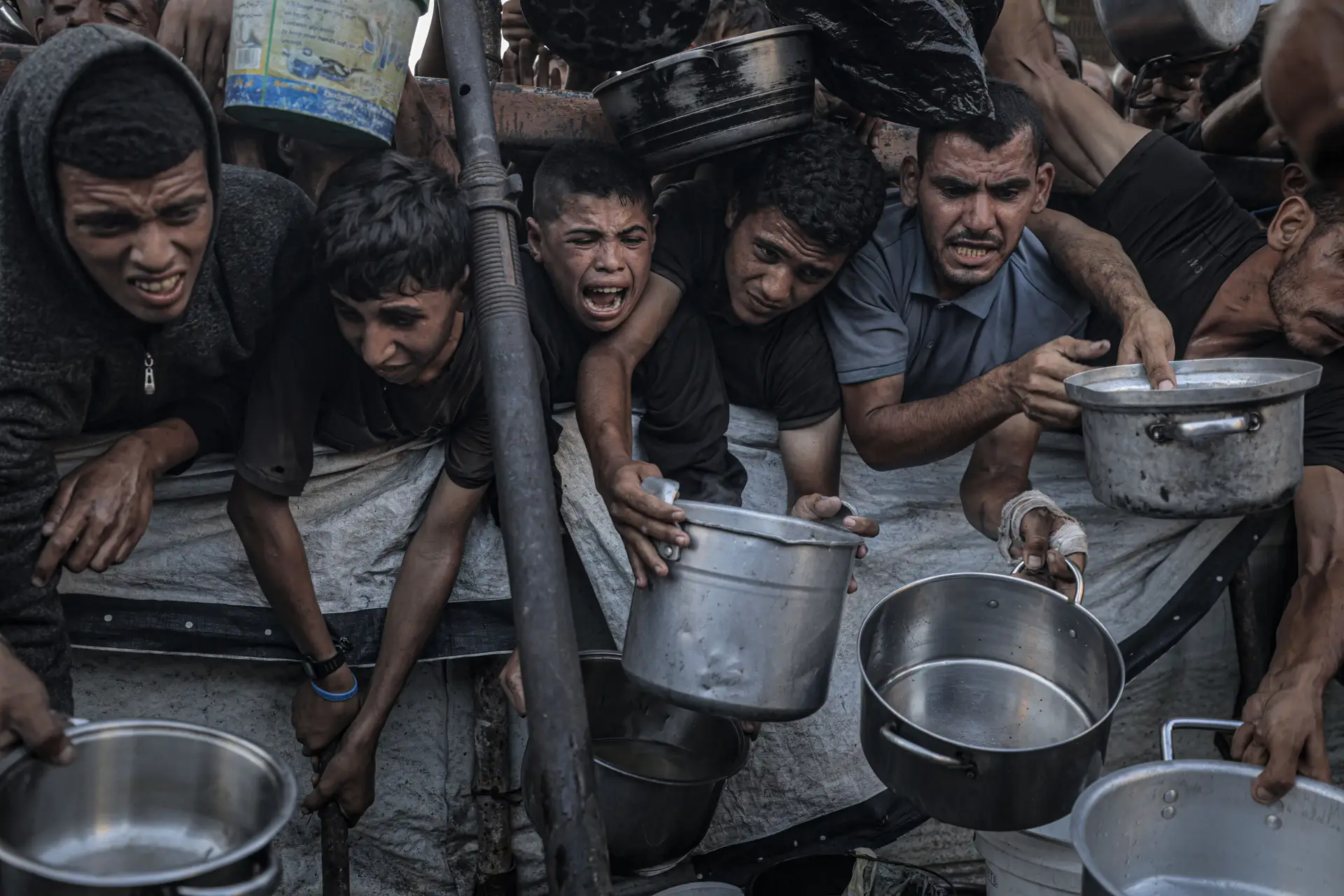 Camiões com 1.300 toneladas de ajuda partem do Egito para Gaza