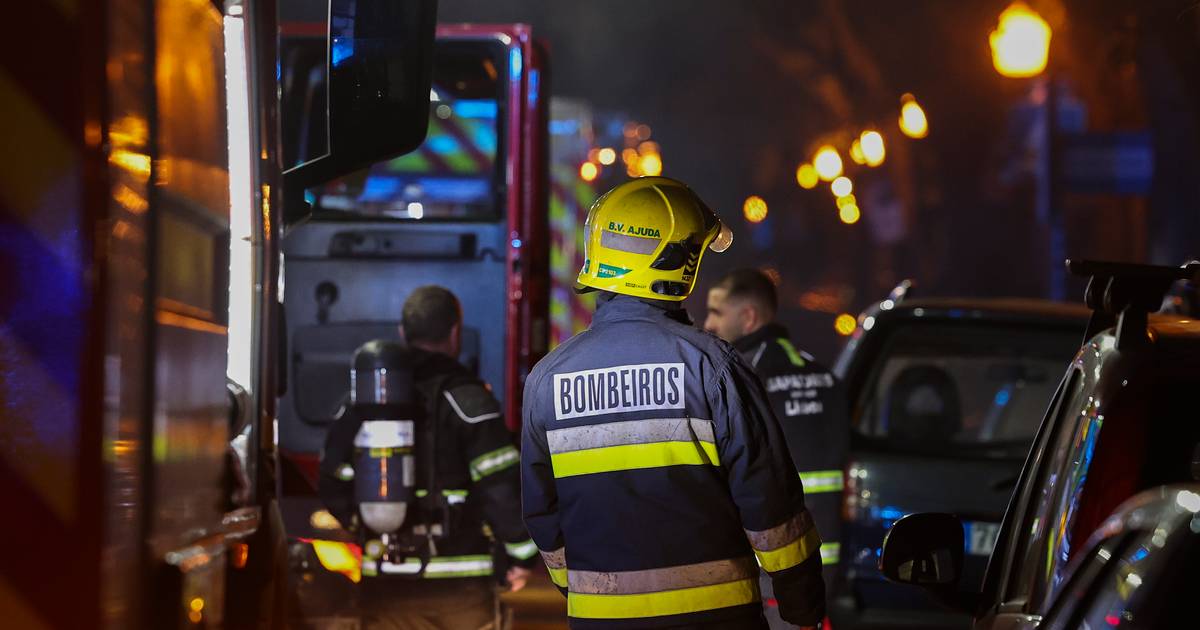 Duas pessoas assistidas por inalação de fumos em incêndio num apartamento em Lisboa