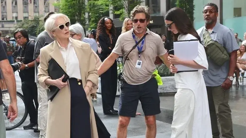 Meryl Streep y Anne Hathaway en el set de filmación "Devil Wears Prada 2"En Nueva York, en los Estados Unidos. 
