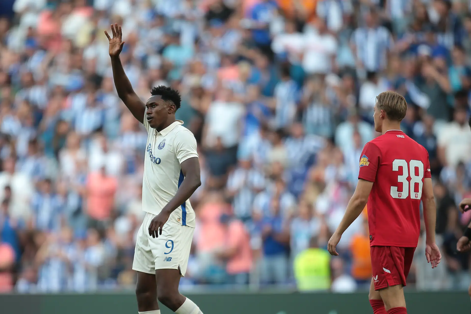 FC Porto vence Twente com golo de penálti nos descontos