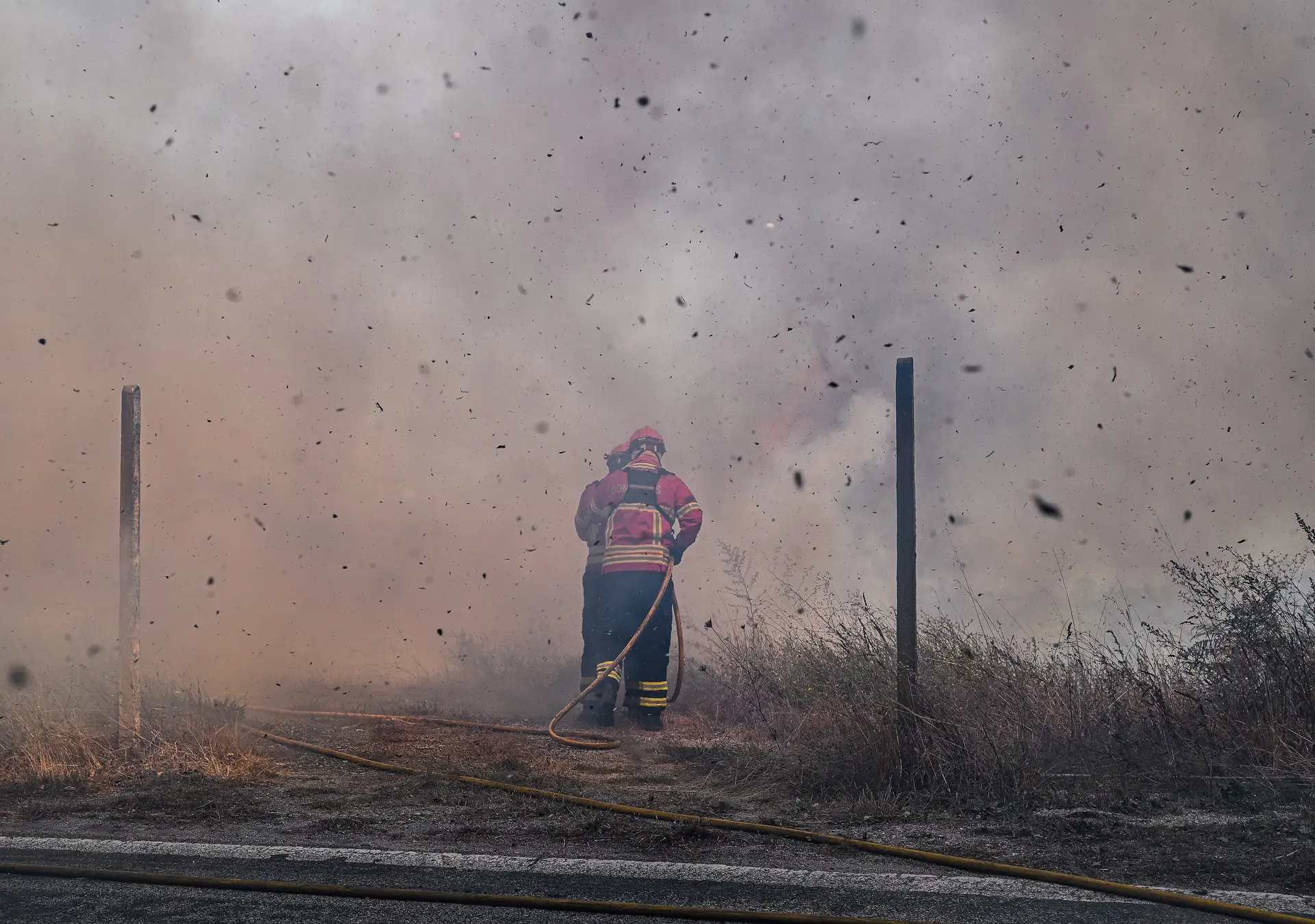 Incêndio deflagra em zona de mato em Alcabideche