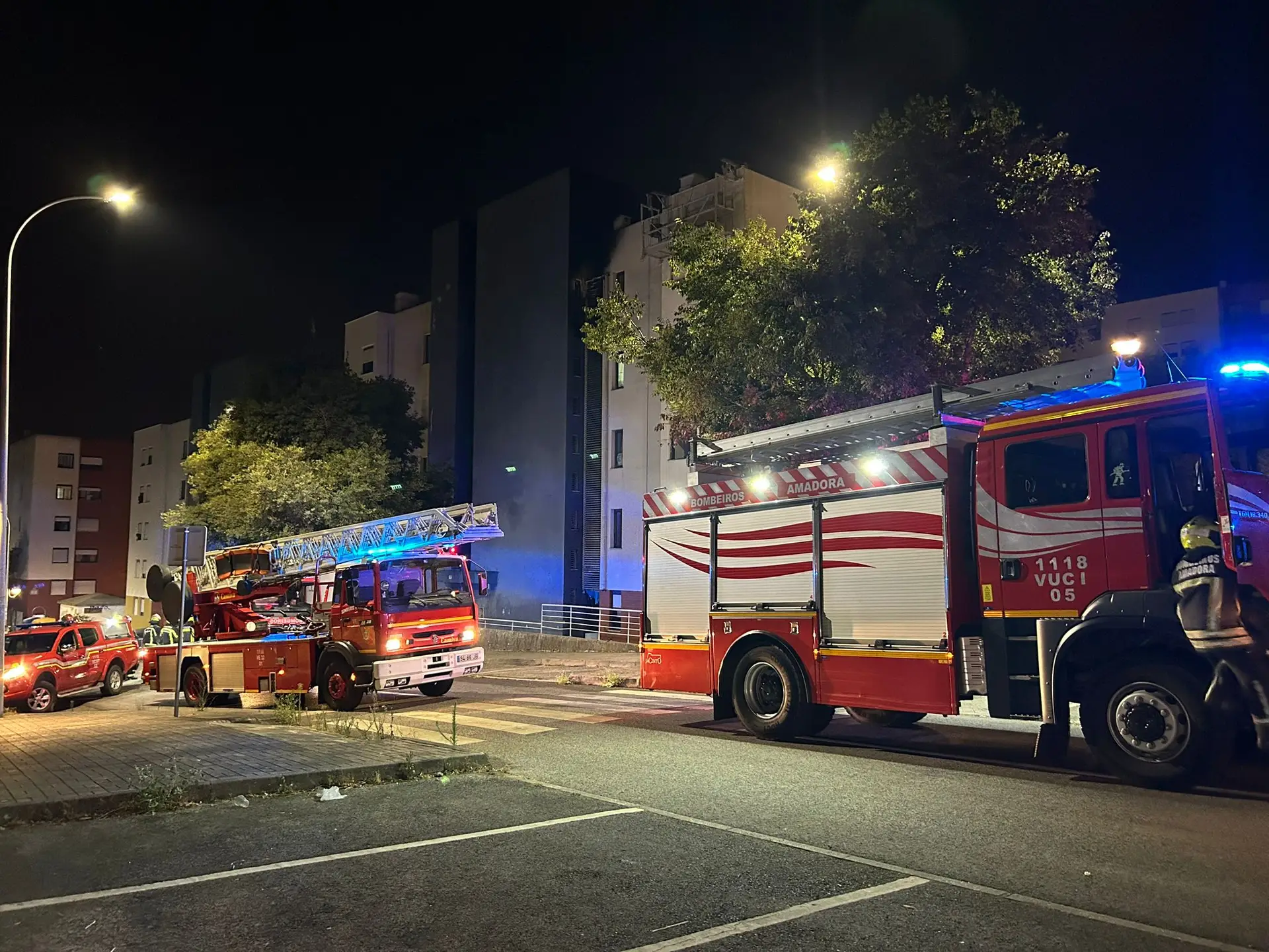 Fogo deflagra em prédio na Amadora