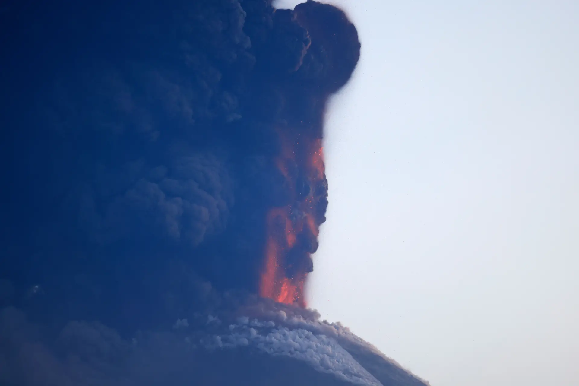 Vulcão Klyuchevskoy entra em erupção na Rússia após sismo de magnitude 8,8