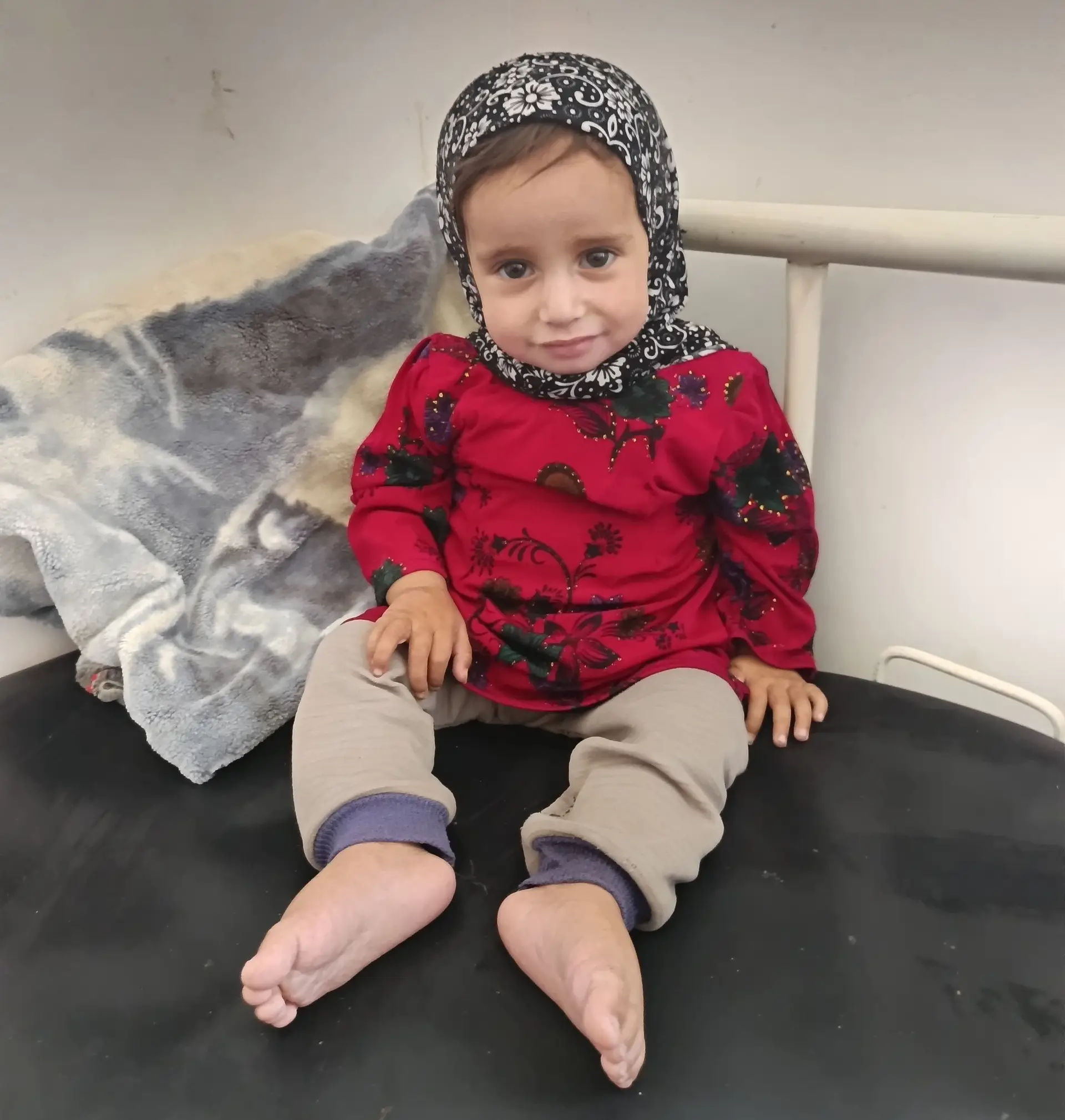 Amira no Hospital Al-Wahda, a recuperar do sarampo, que quase lhe tirava a vida.