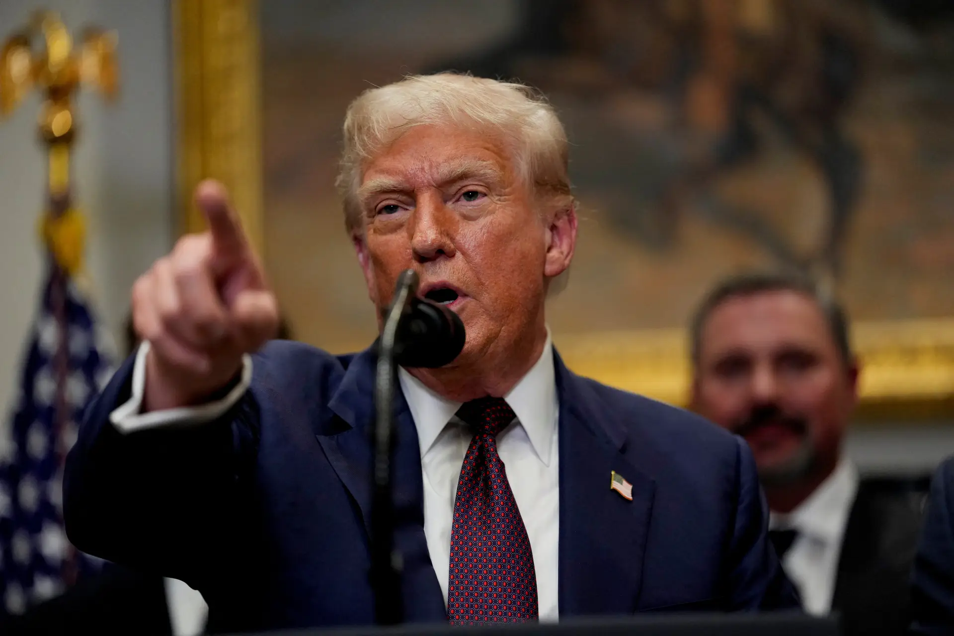 Trump anuncia taxa de 100% sobre 'chips' e semicondutores importados