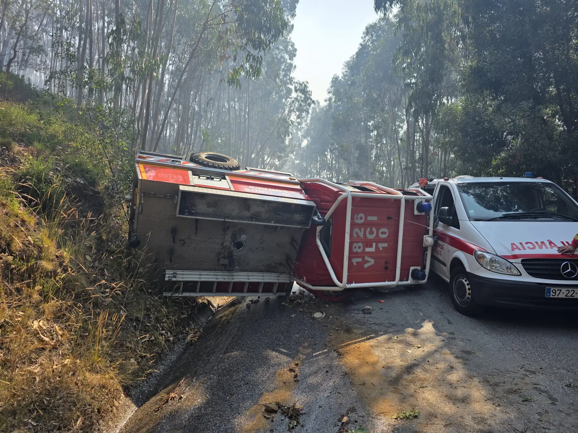 Carro de bombeiros capota em Cinfães 