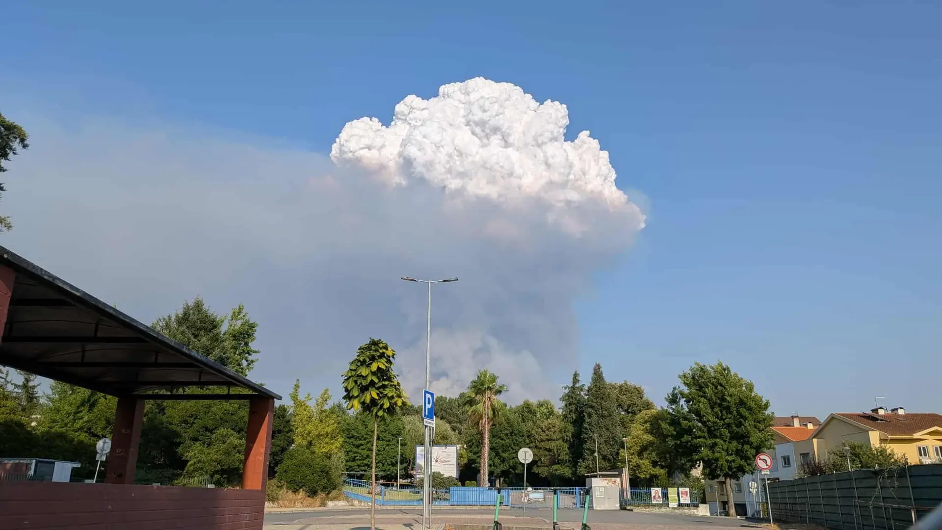 O fenómeno captado no incêndio de Sabrosa e avistado a mais de 100 quilómetros