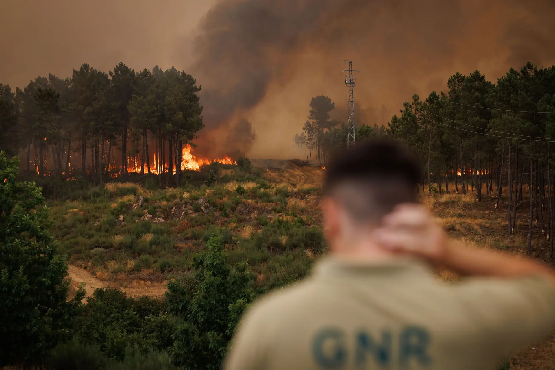 El viento fuerte trae fuego al pueblo de Kova Village